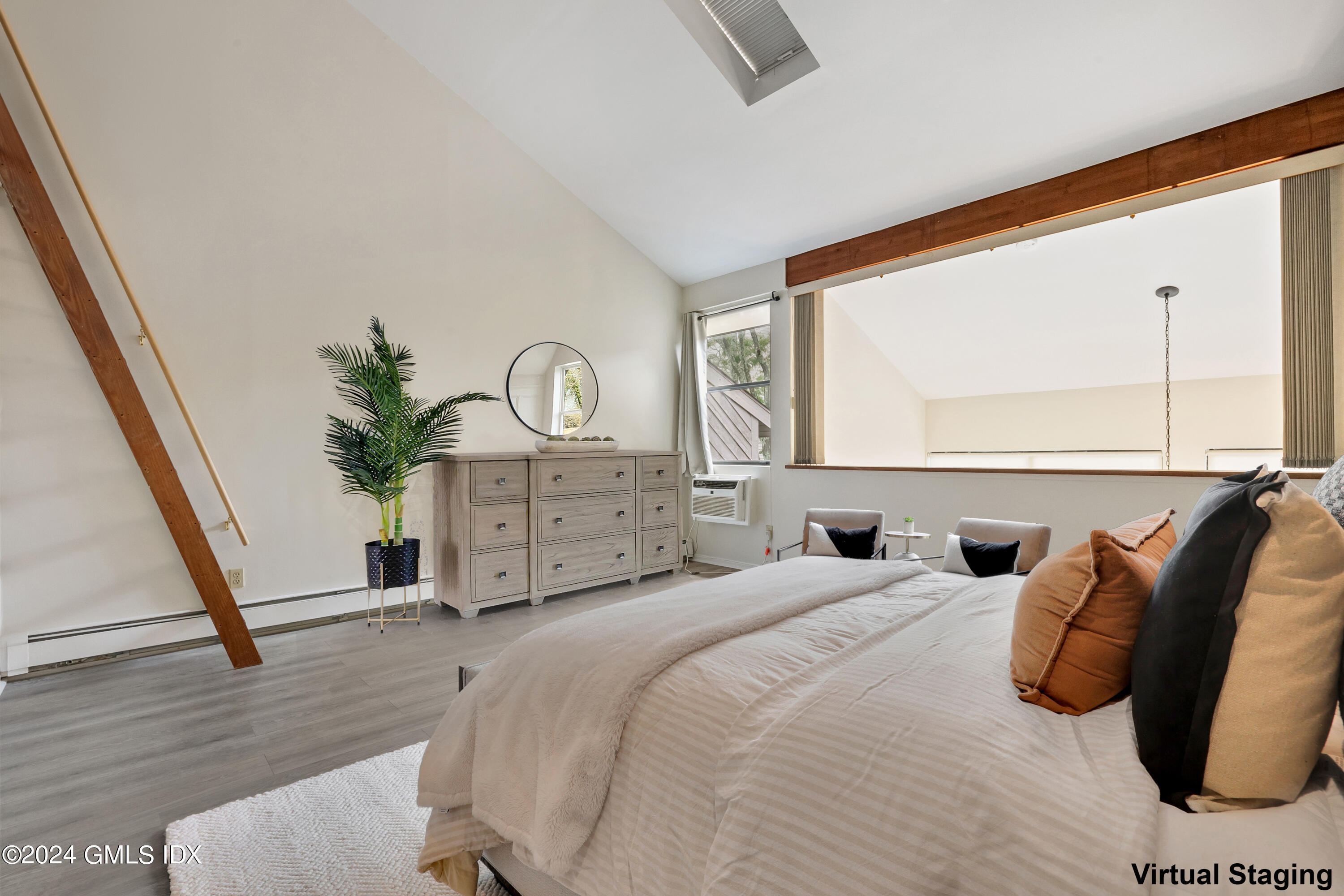 1465 E Putnam Avenue, 631