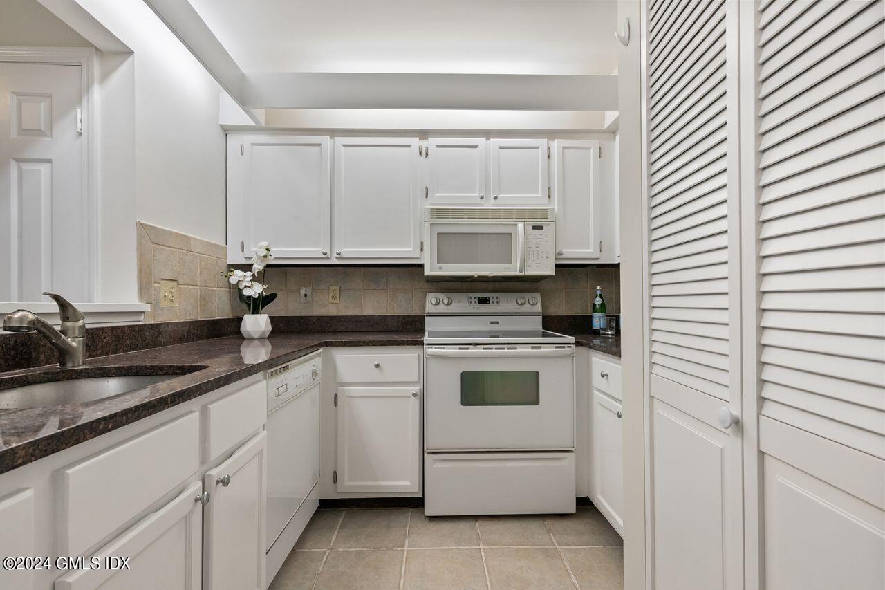 1465 E Putnam Avenue, 631