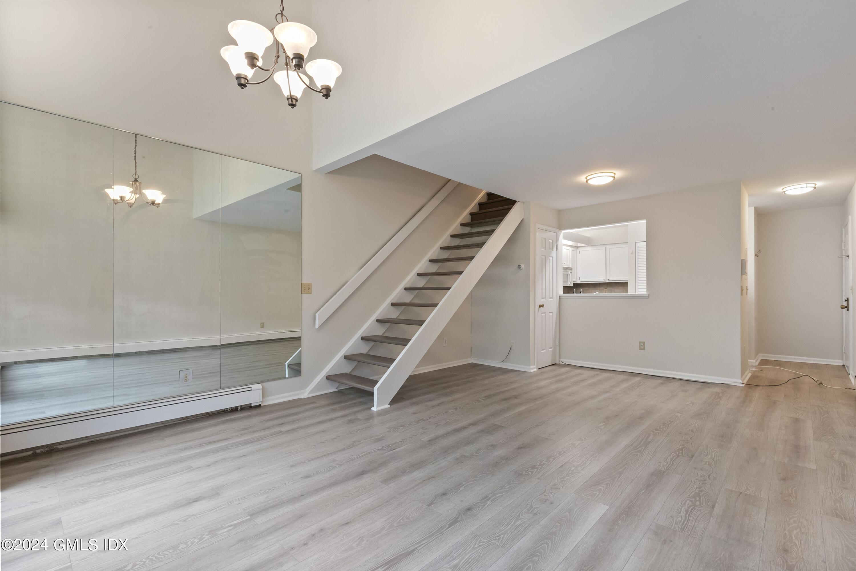 1465 E Putnam Avenue, 631