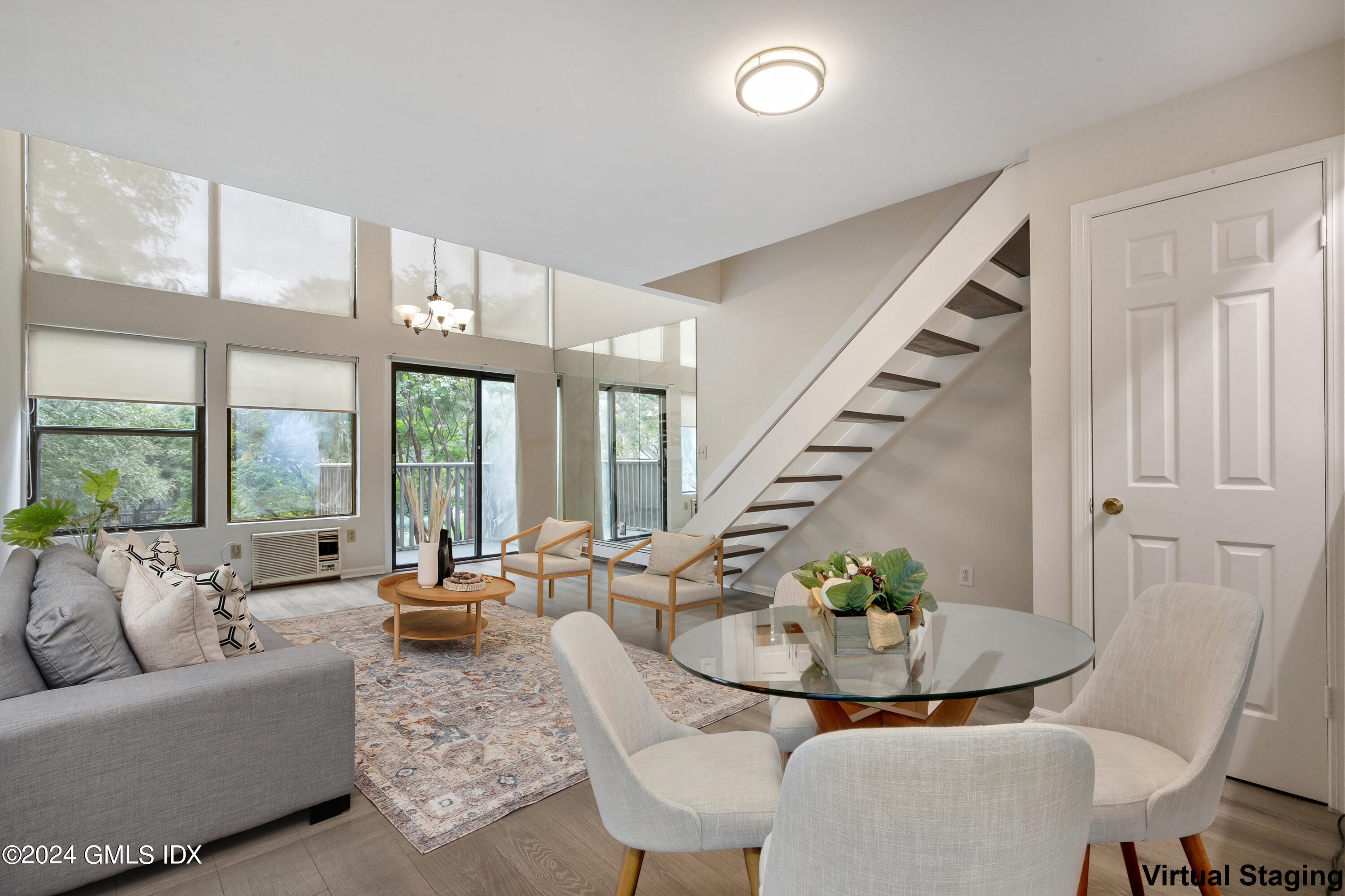 1465 E Putnam Avenue, 631