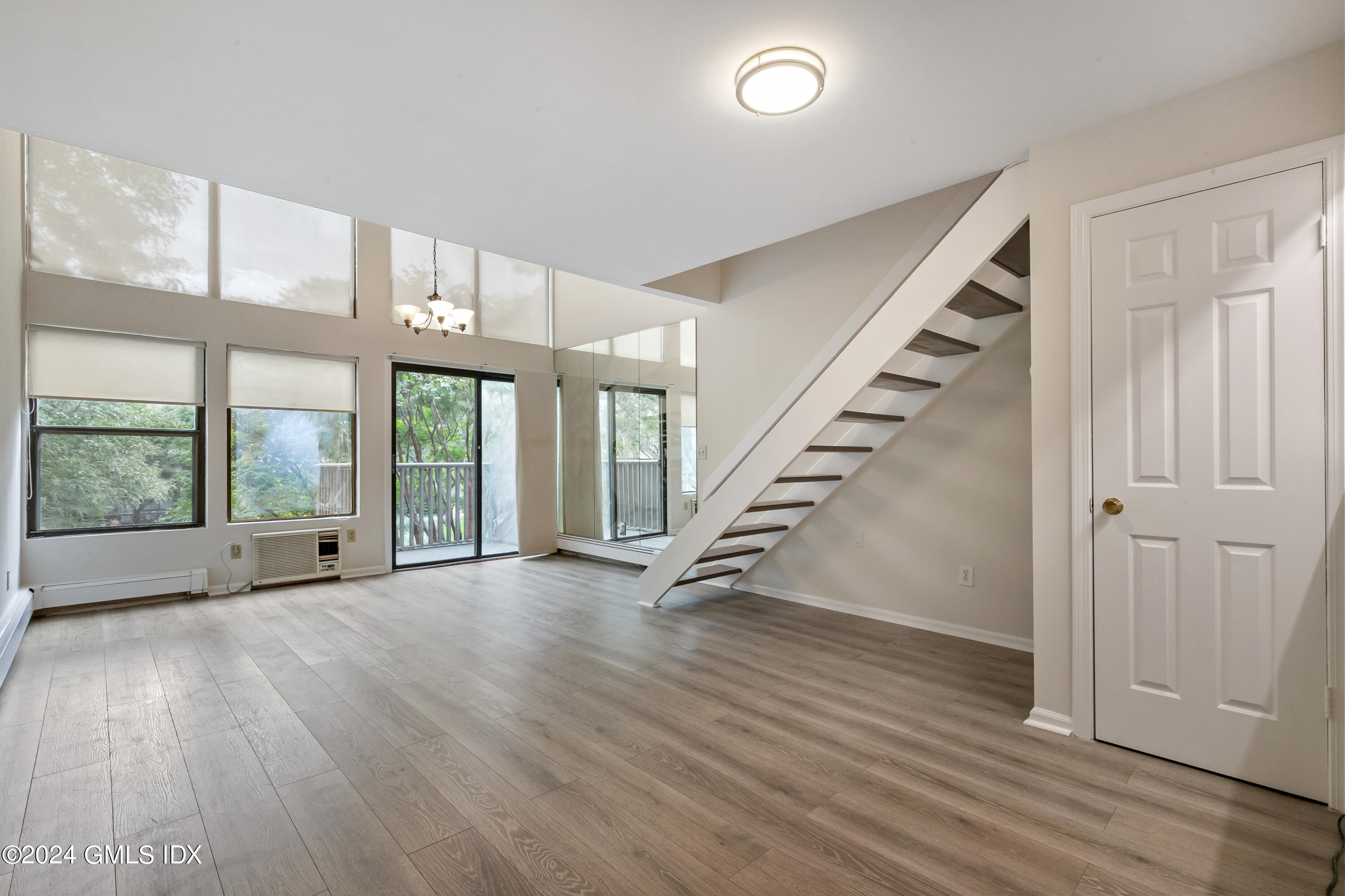 1465 E Putnam Avenue, 631