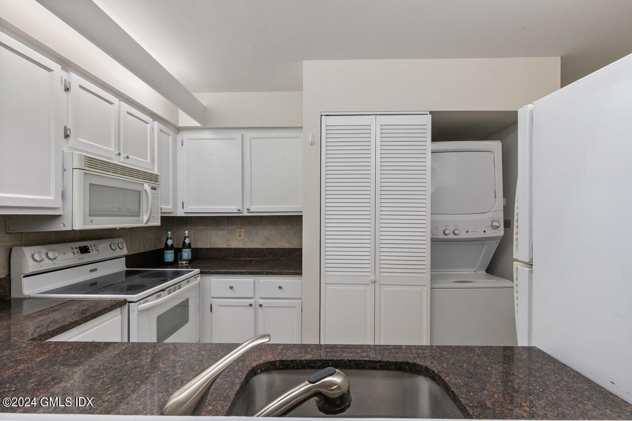 1465 E Putnam Avenue, 631