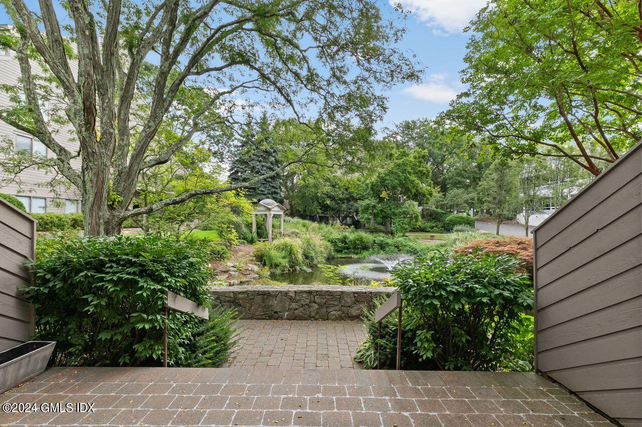 1465 E Putnam Avenue, 631