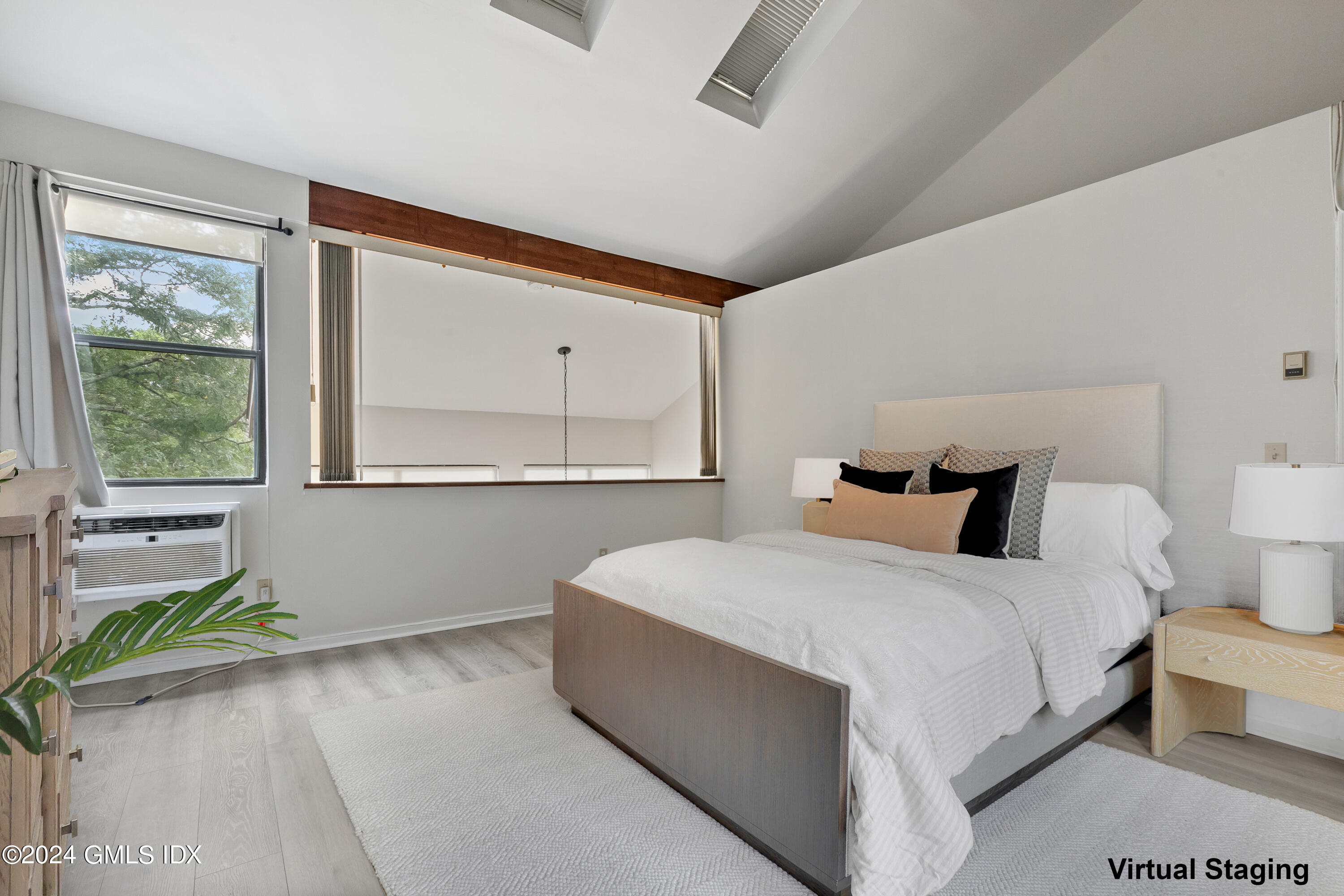 1465 E Putnam Avenue, 631