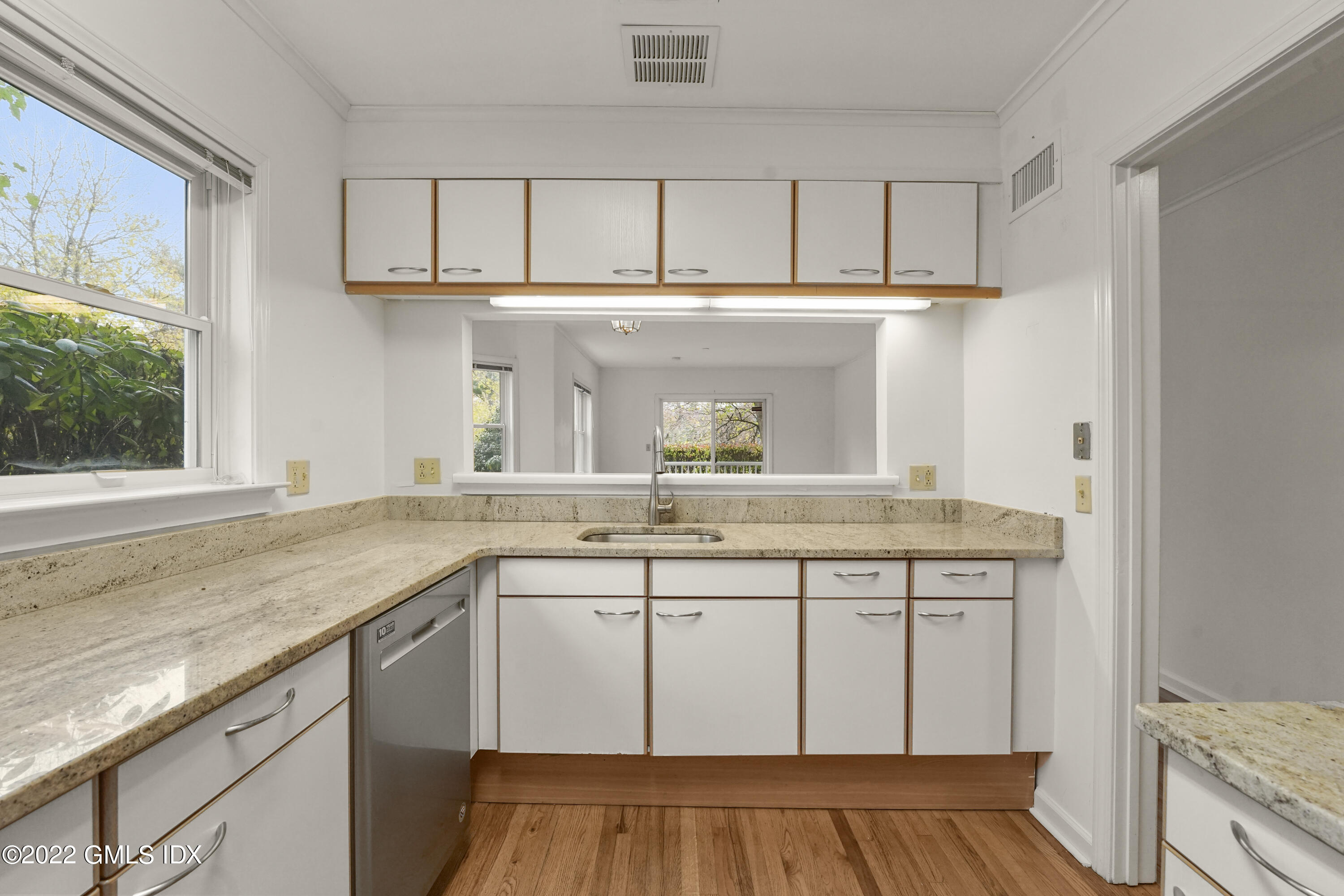 51 Forest Avenue, 28