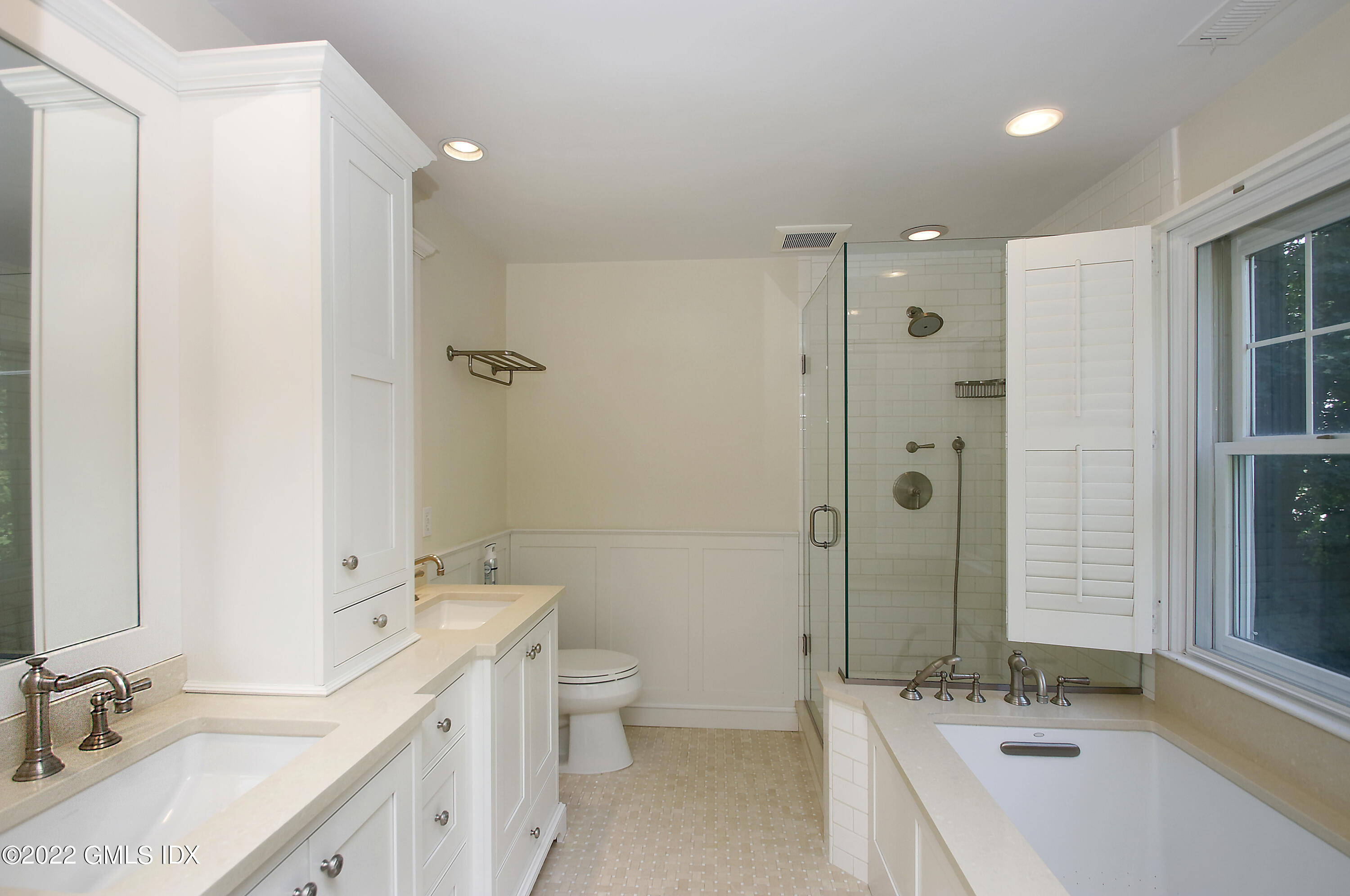 51 Forest Avenue, 104