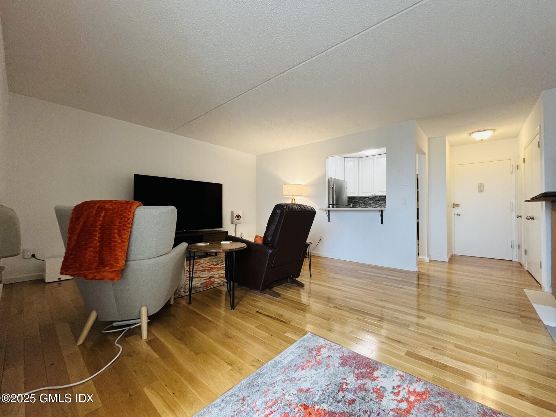 1525 E Putnam Avenue, 304