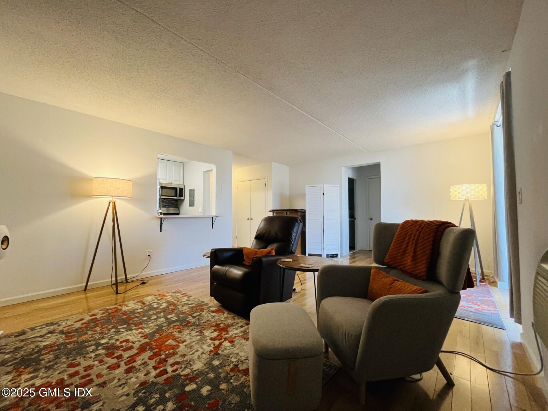 1525 E Putnam Avenue, 304