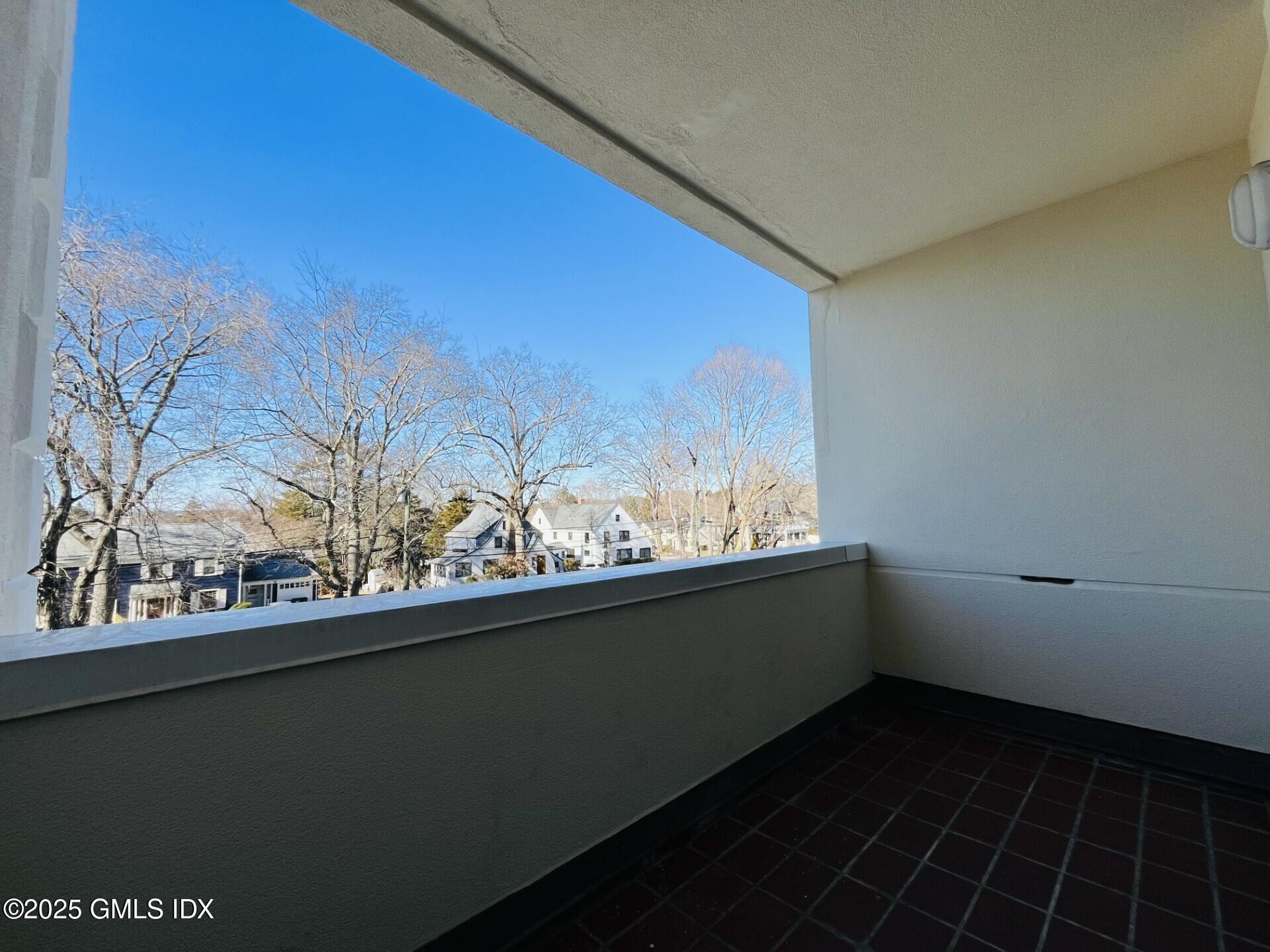 1525 E Putnam Avenue, 304