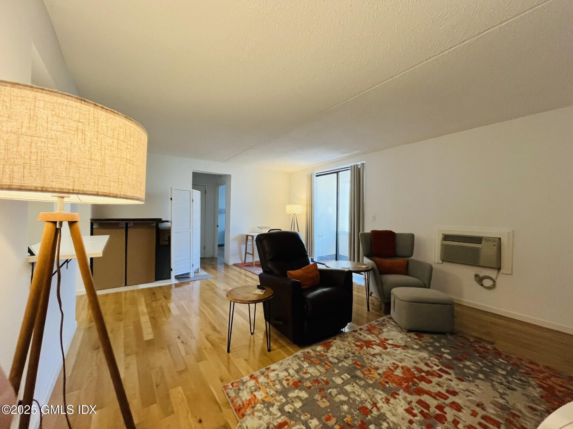 1525 E Putnam Avenue, 304