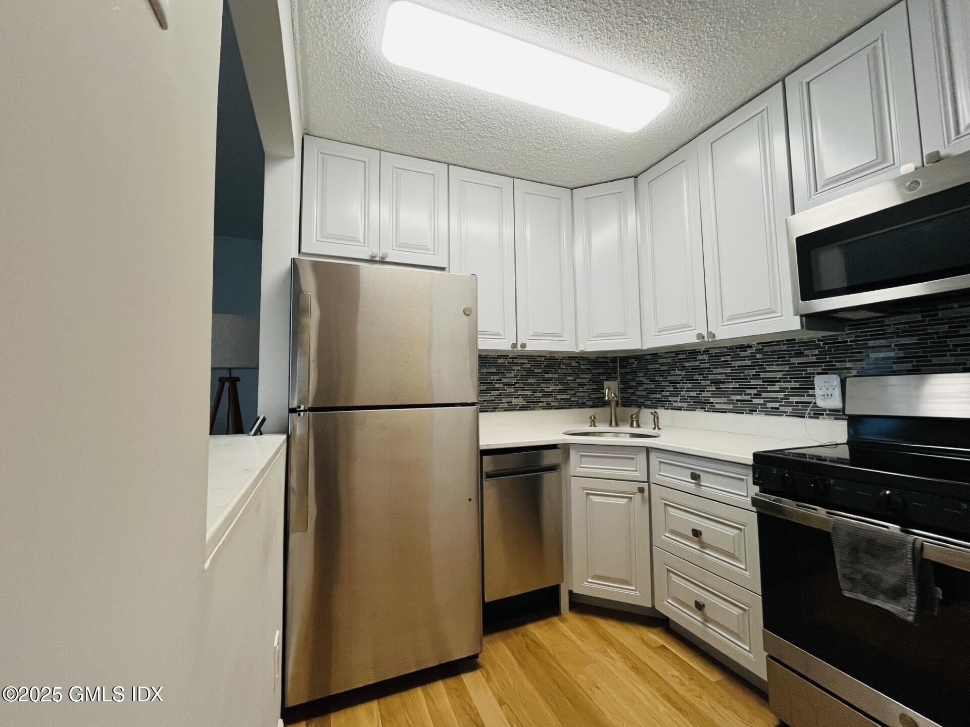 1525 E Putnam Avenue, 304