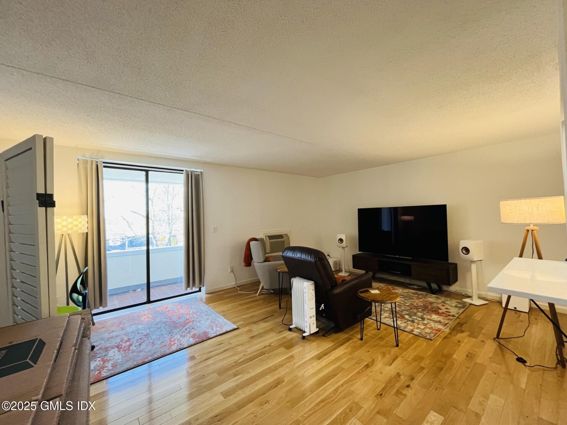 1525 E Putnam Avenue, 304