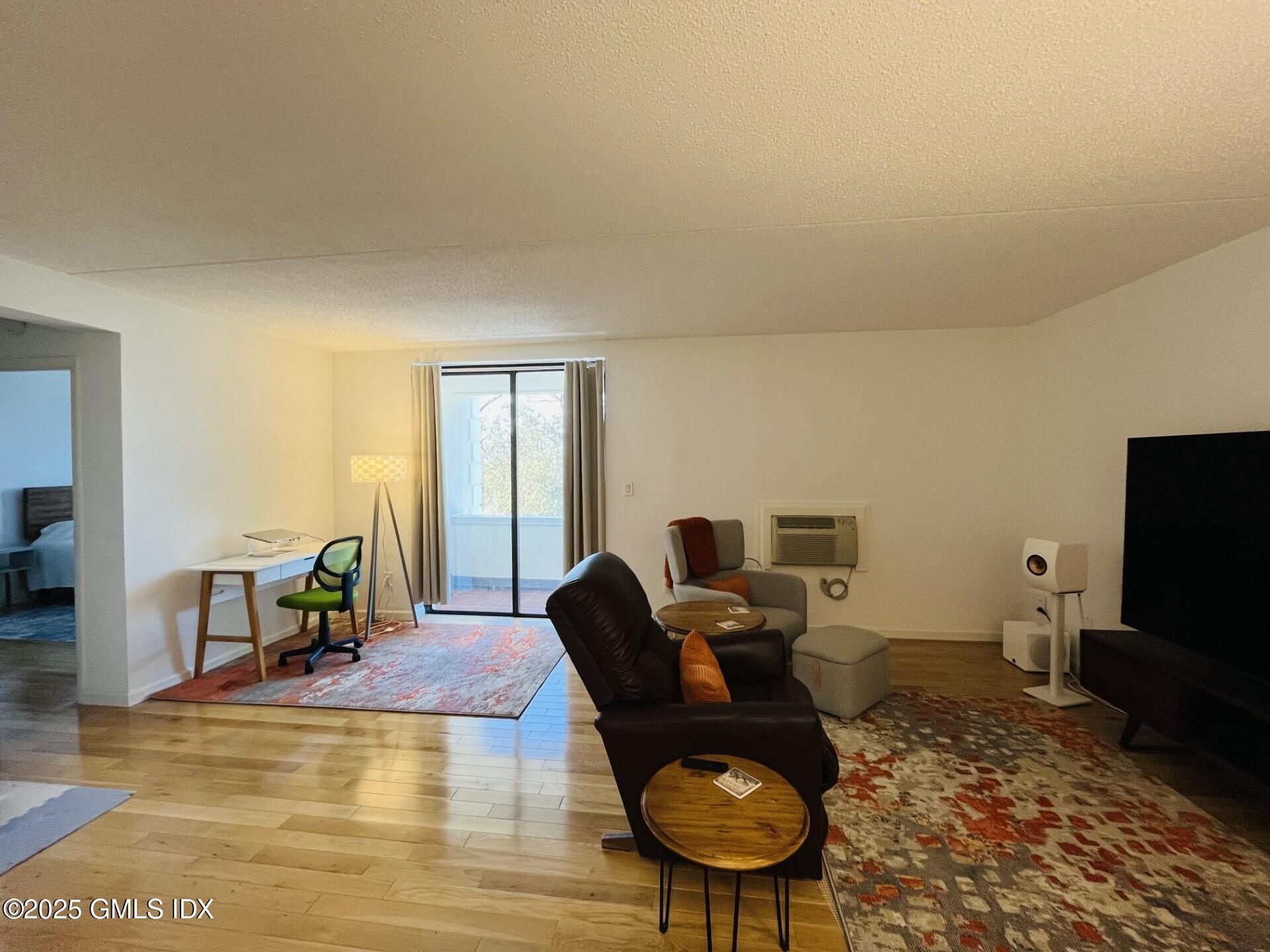 1525 E Putnam Avenue, 304