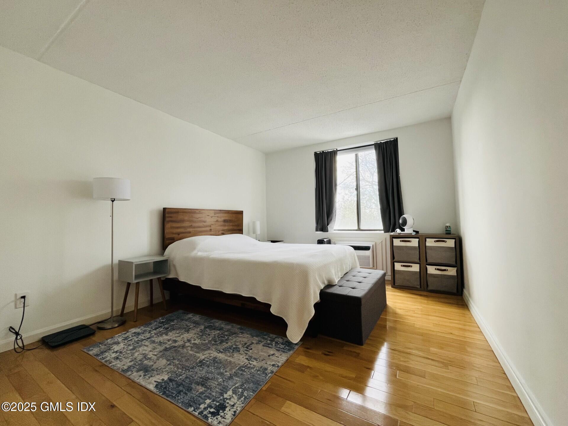 1525 E Putnam Avenue, 304