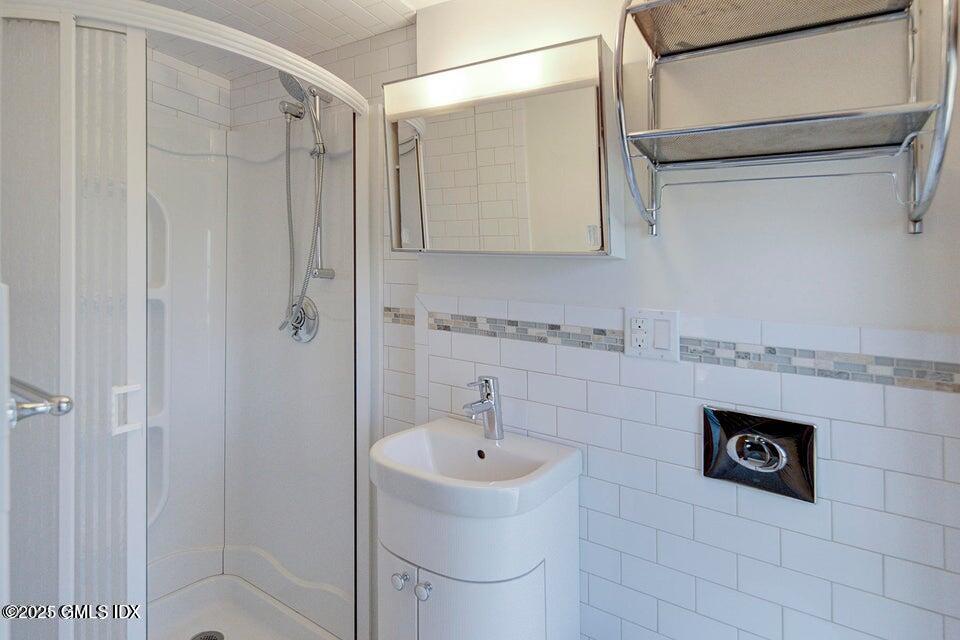 240 Pemberwick Road, 2