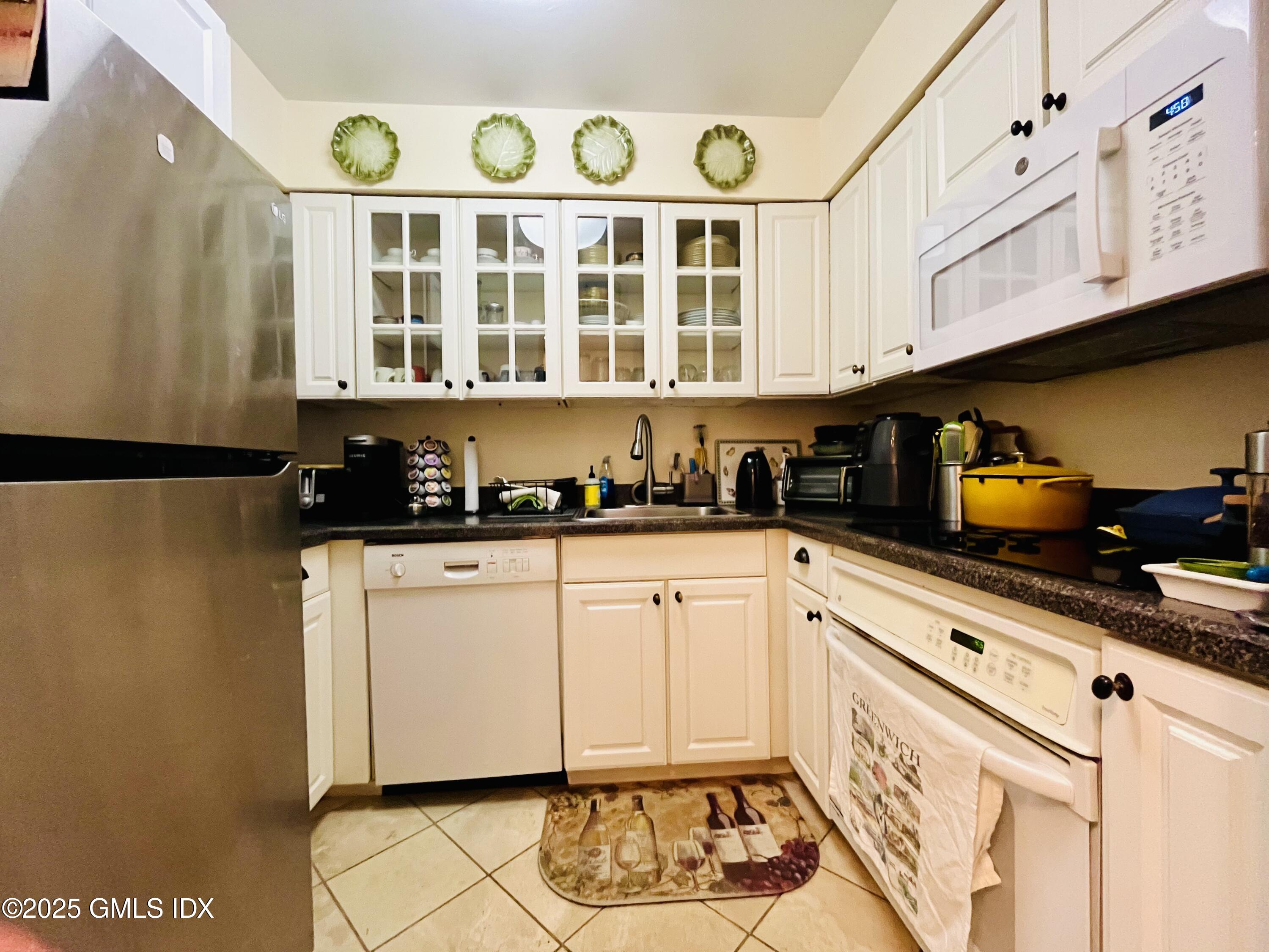 1535 E Putnam Avenue, 407