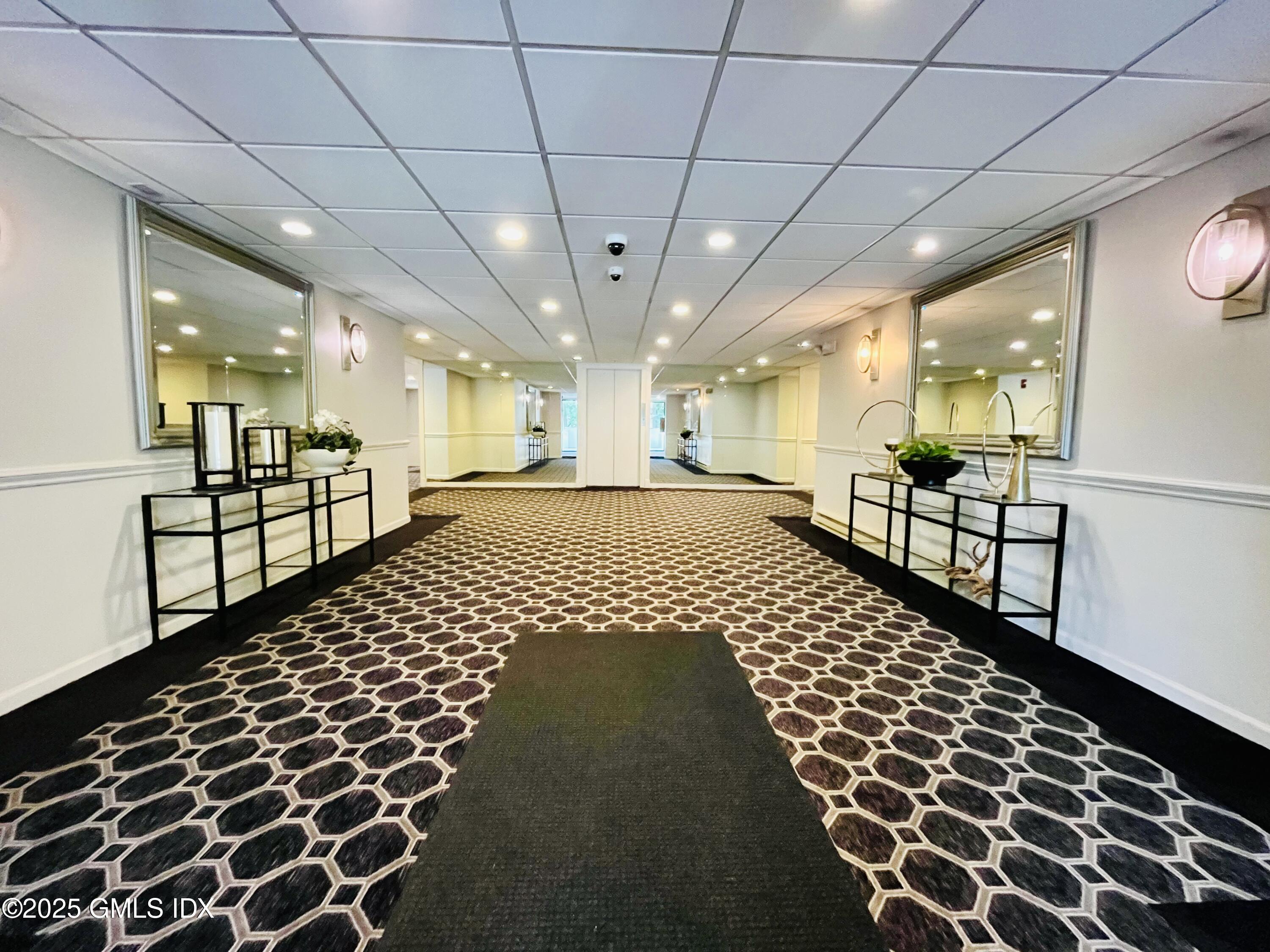 1535 E Putnam Avenue, 407