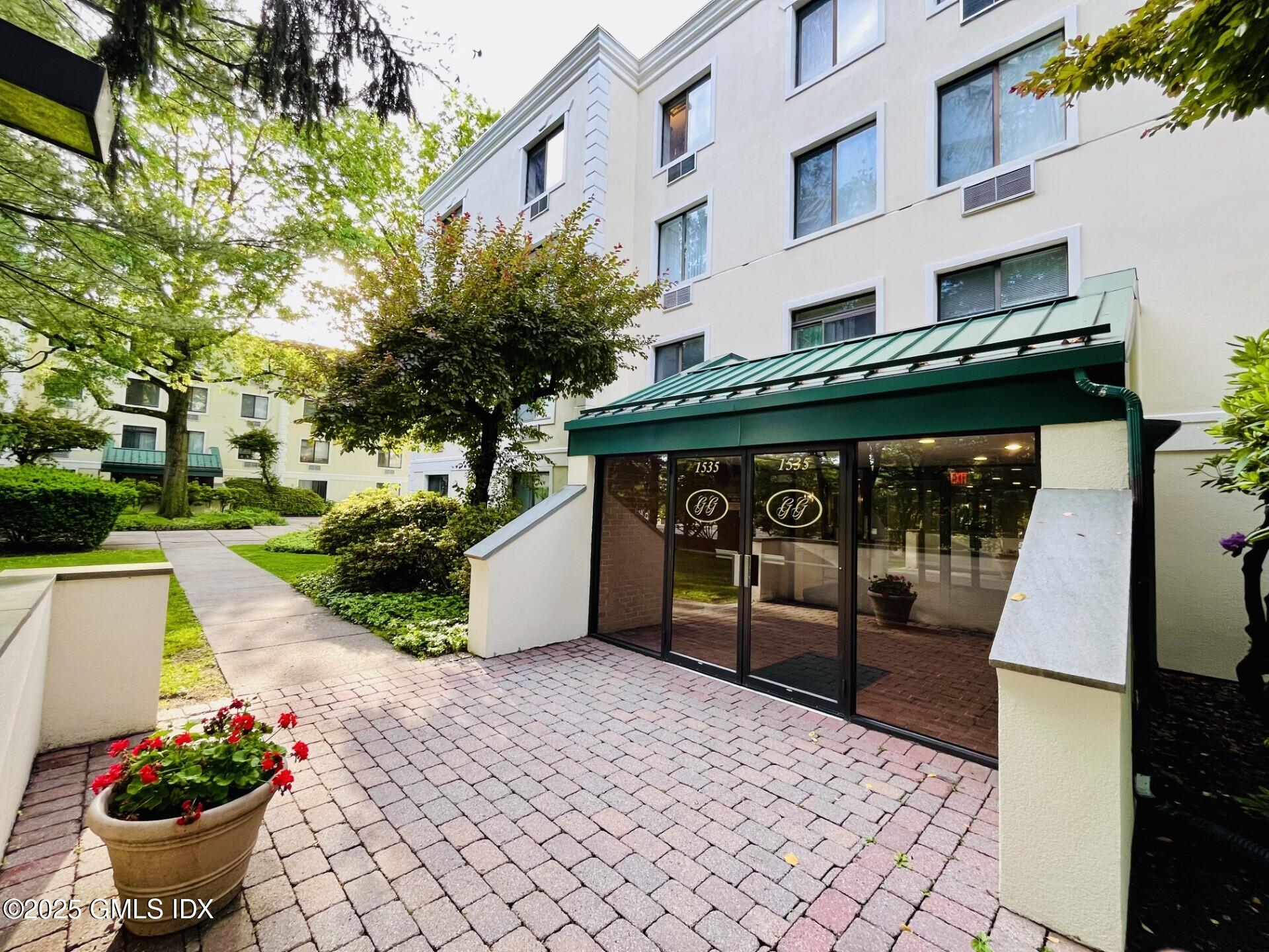 1535 E Putnam Avenue, 407