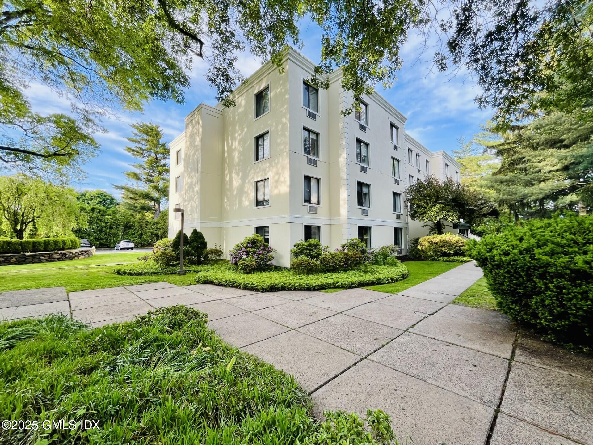 1535 E Putnam Avenue, 407