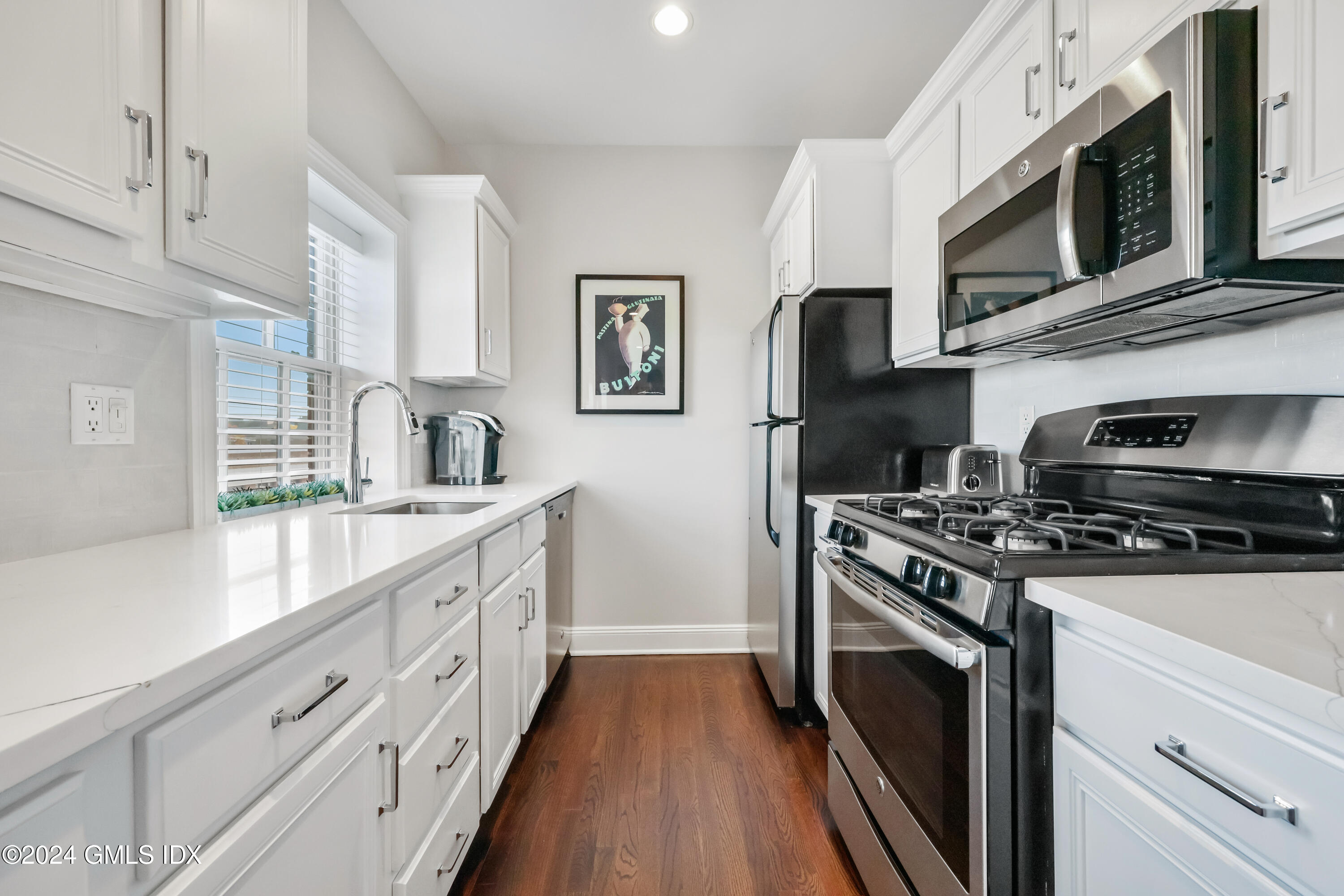 2 E Elm Street, 29