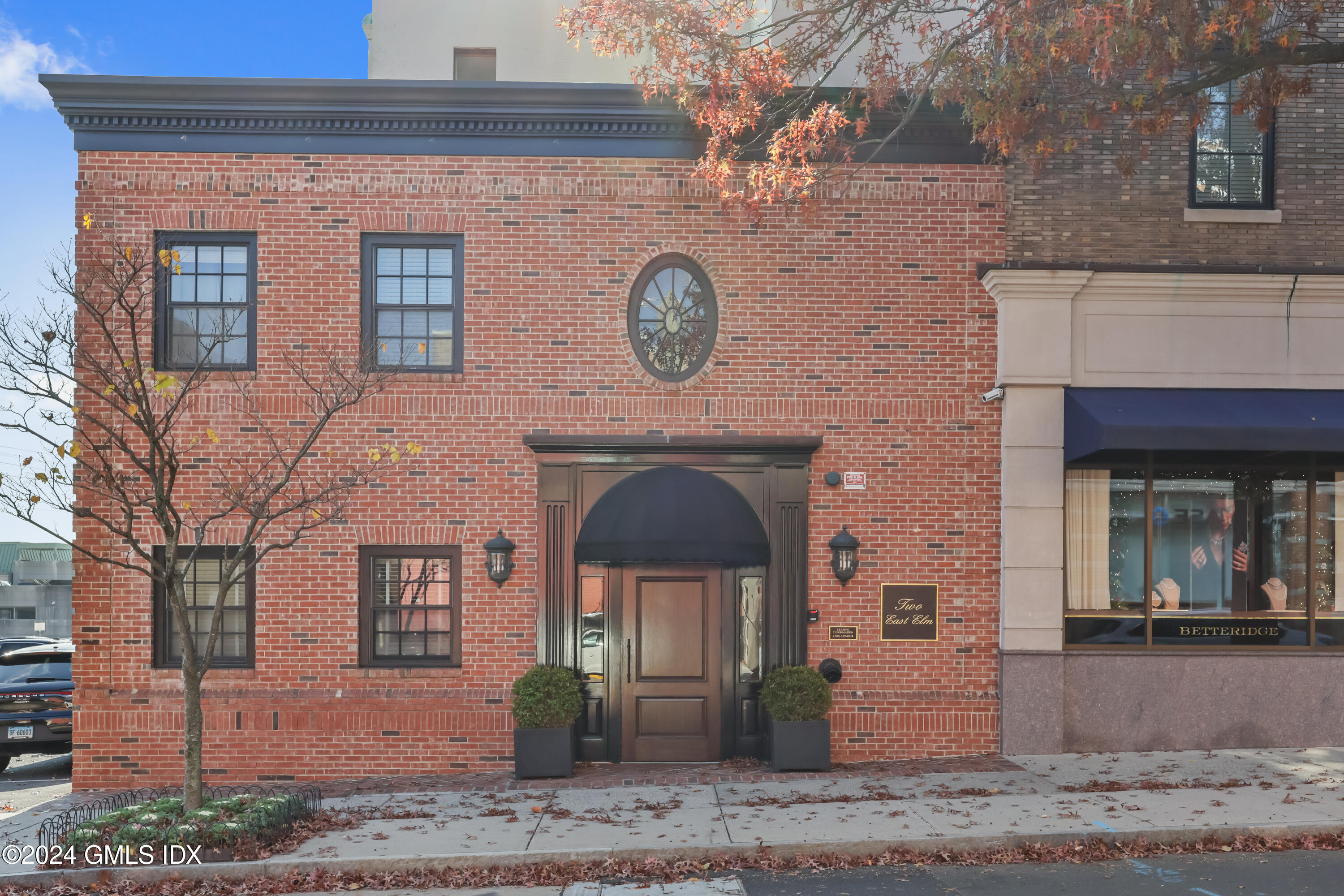 2 E Elm Street, 29