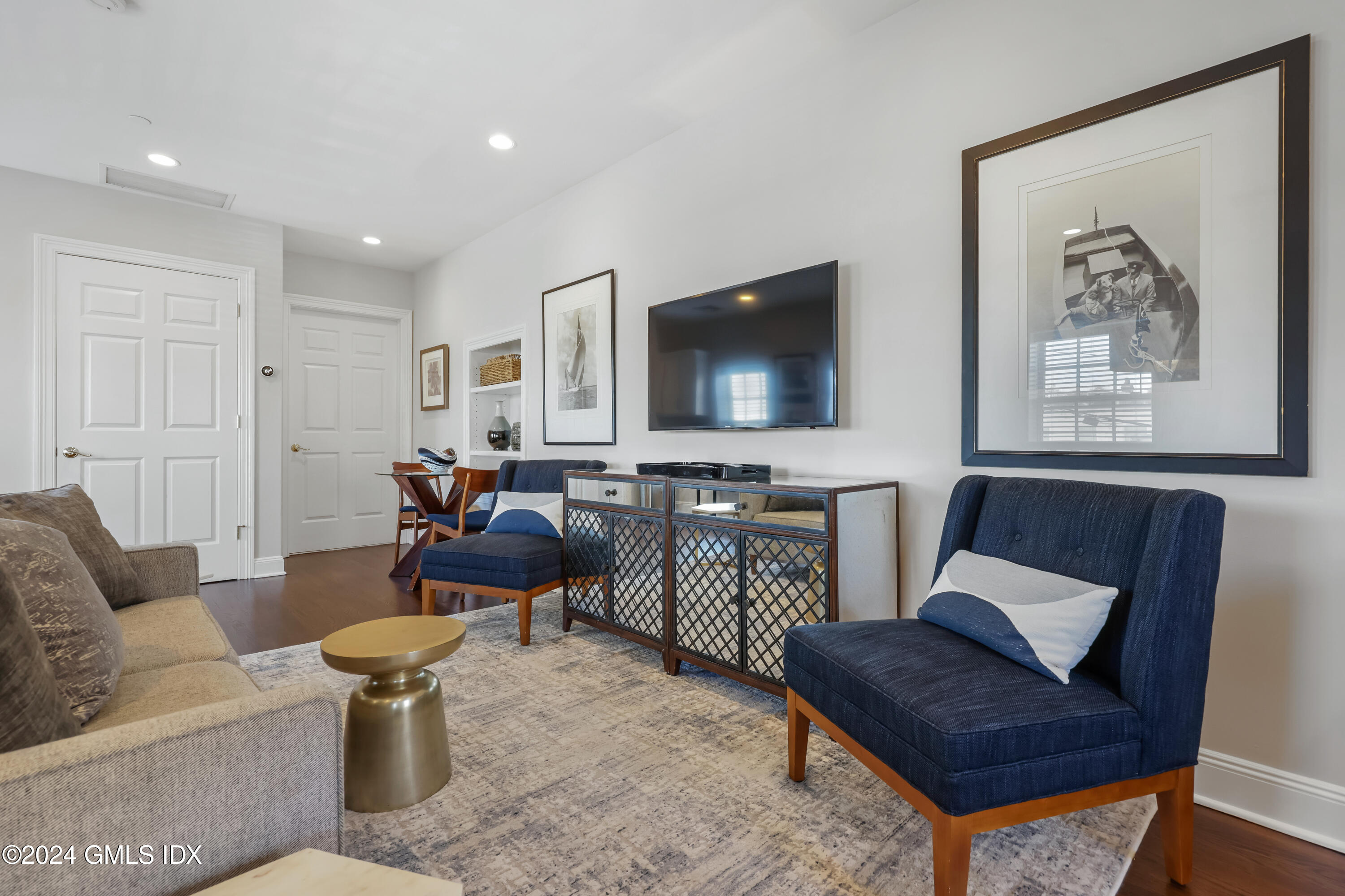2 E Elm Street, 29