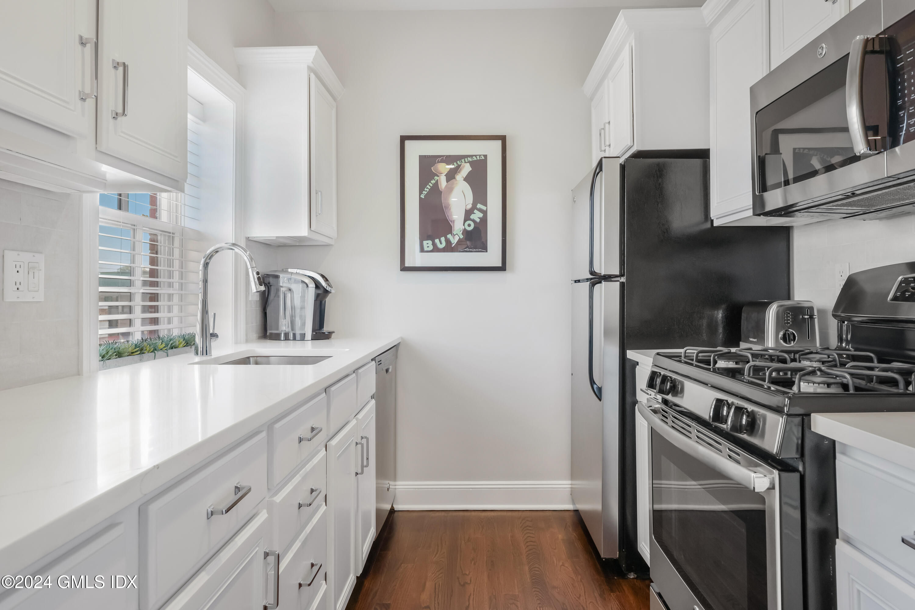 2 E Elm Street, 29