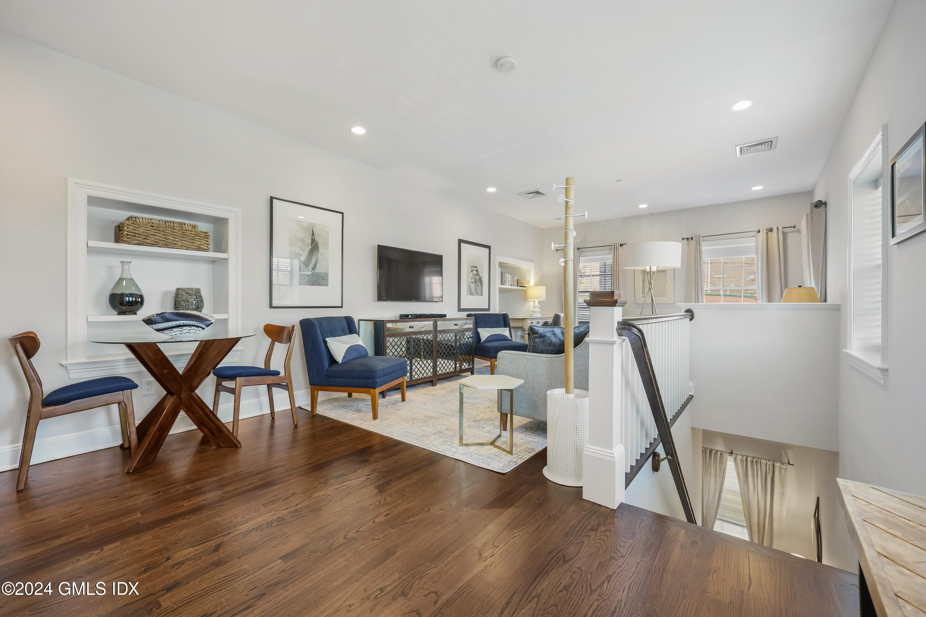 2 E Elm Street, 29