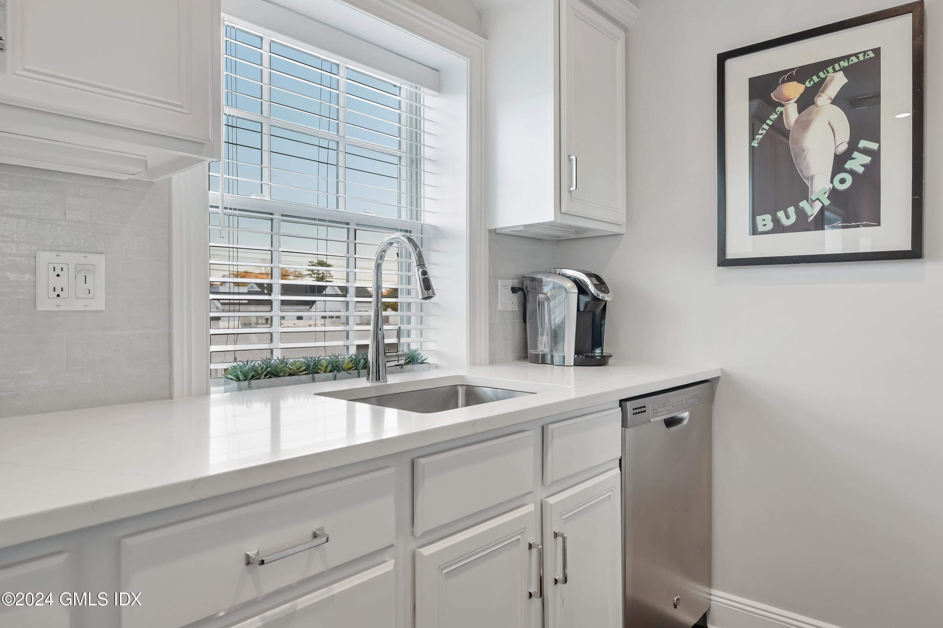 2 E Elm Street, 29