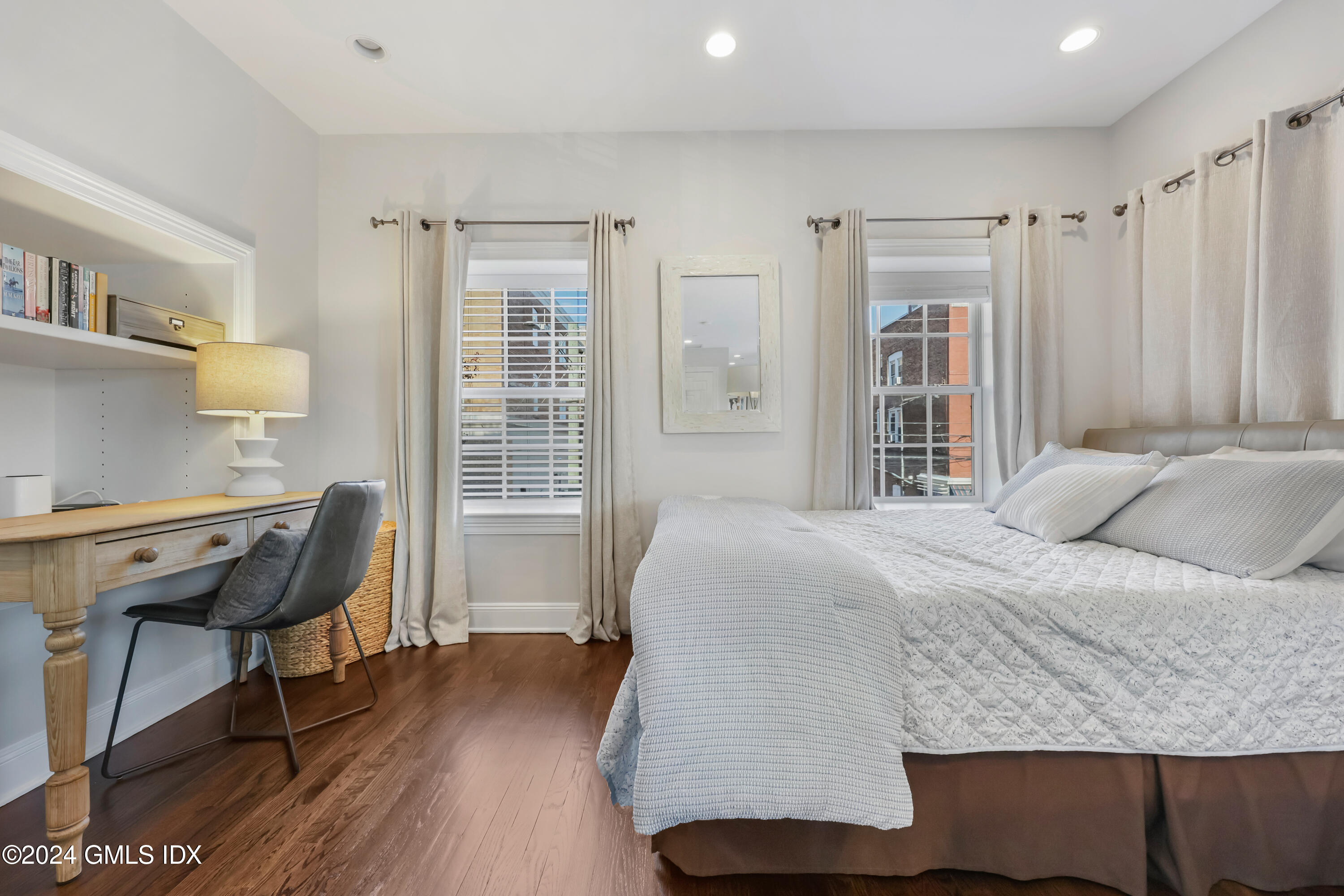 2 E Elm Street, 29