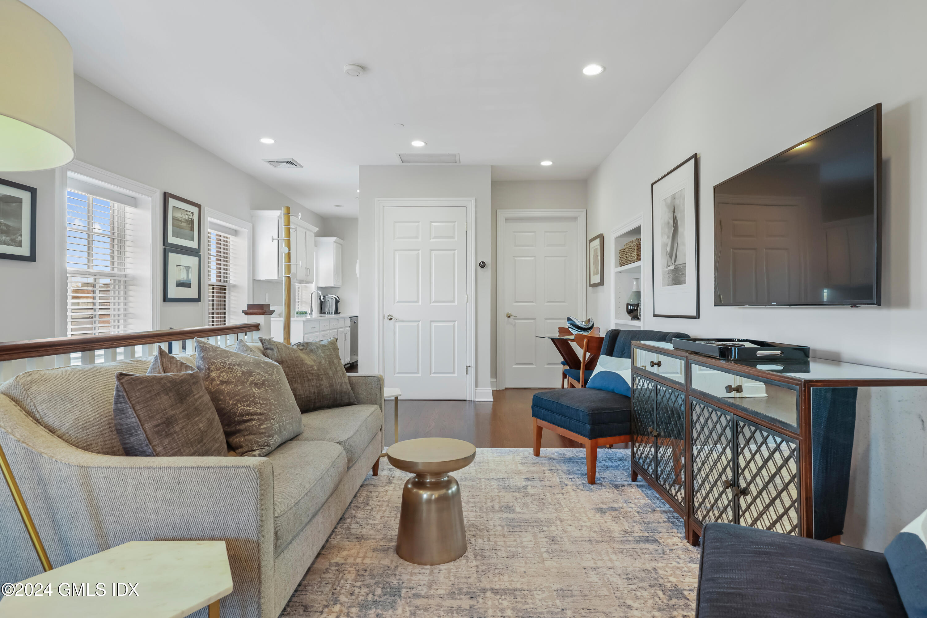 2 E Elm Street, 29
