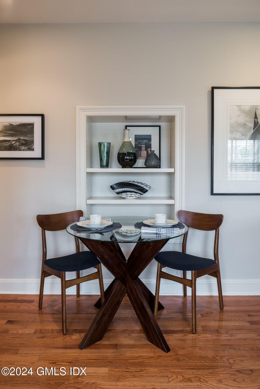 2 E Elm Street, 29