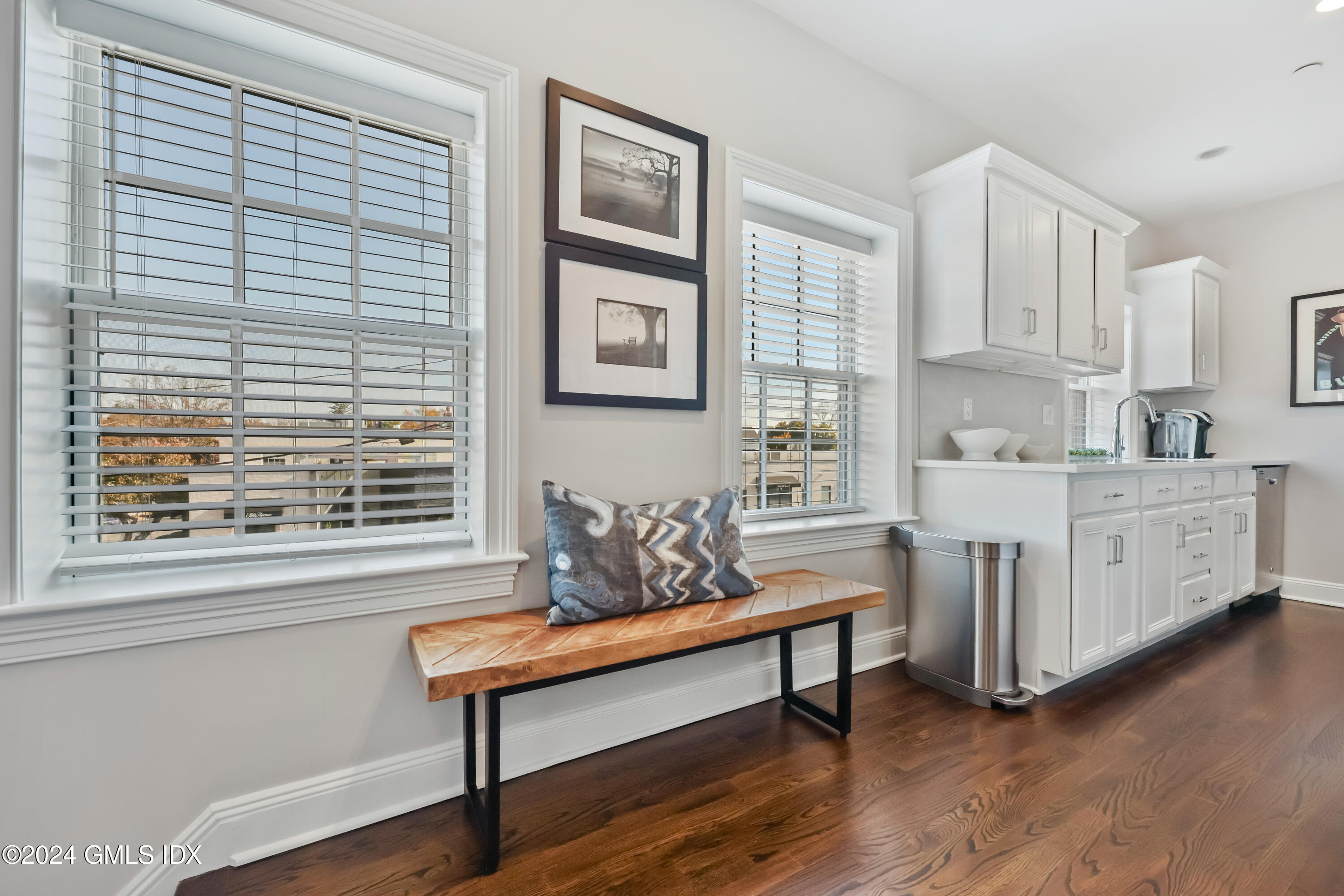 2 E Elm Street, 29