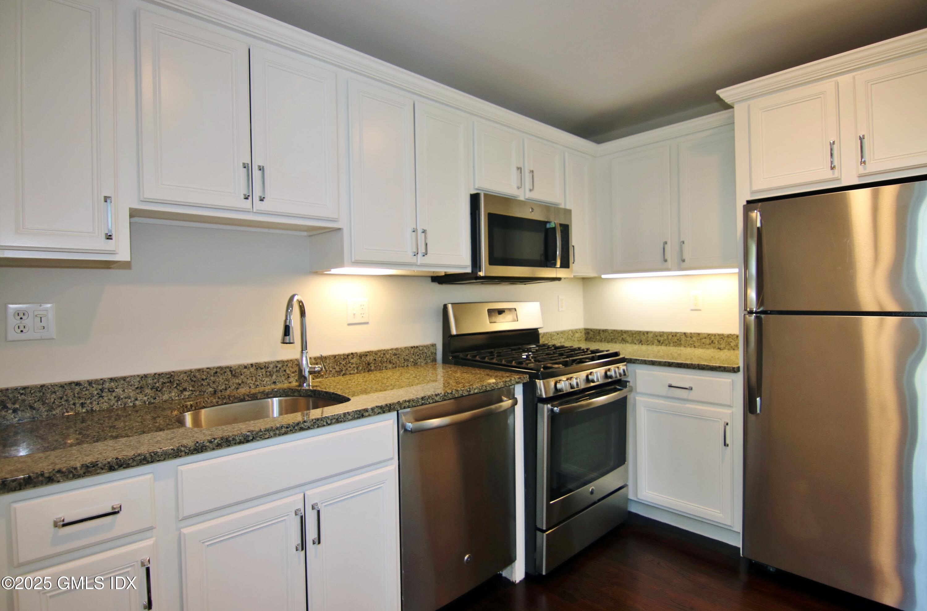 2 E Elm Street, 31