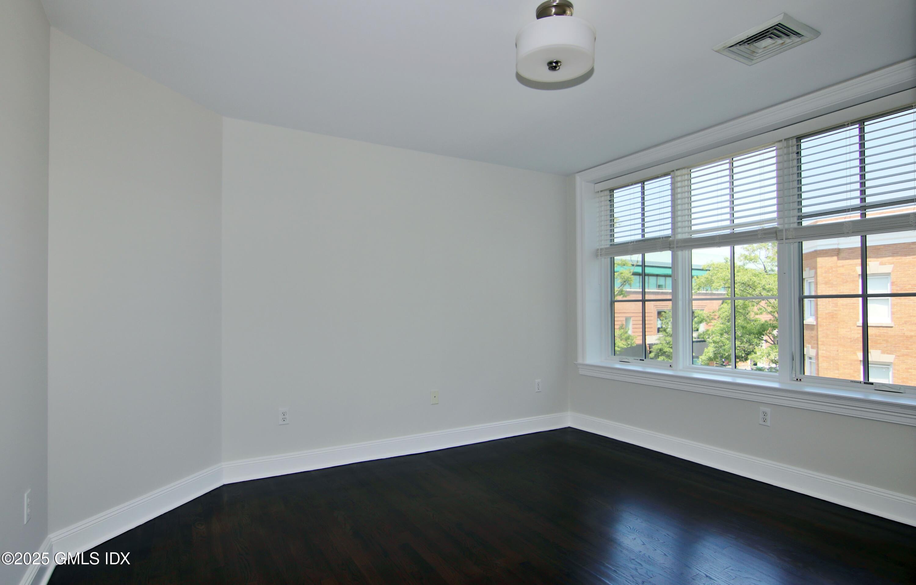 2 E Elm Street, 31