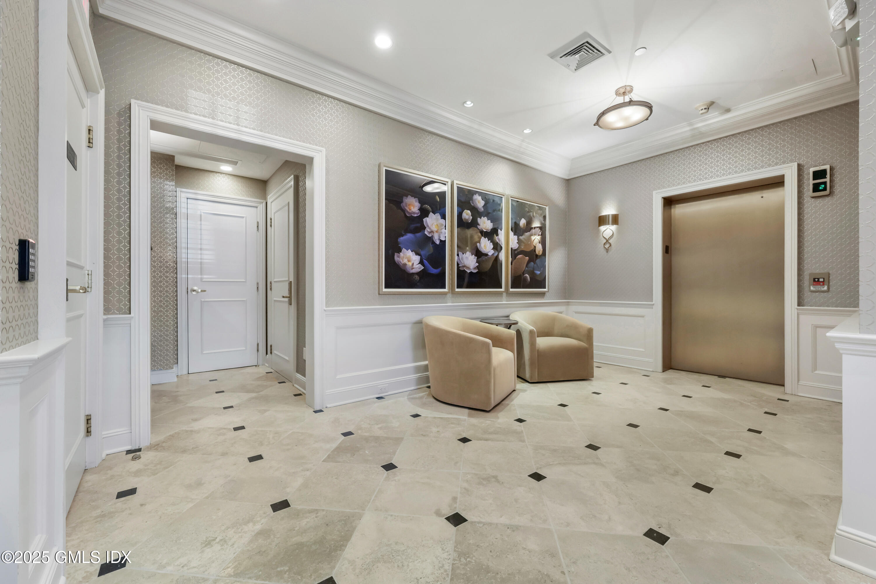 2 E Elm Street, 31