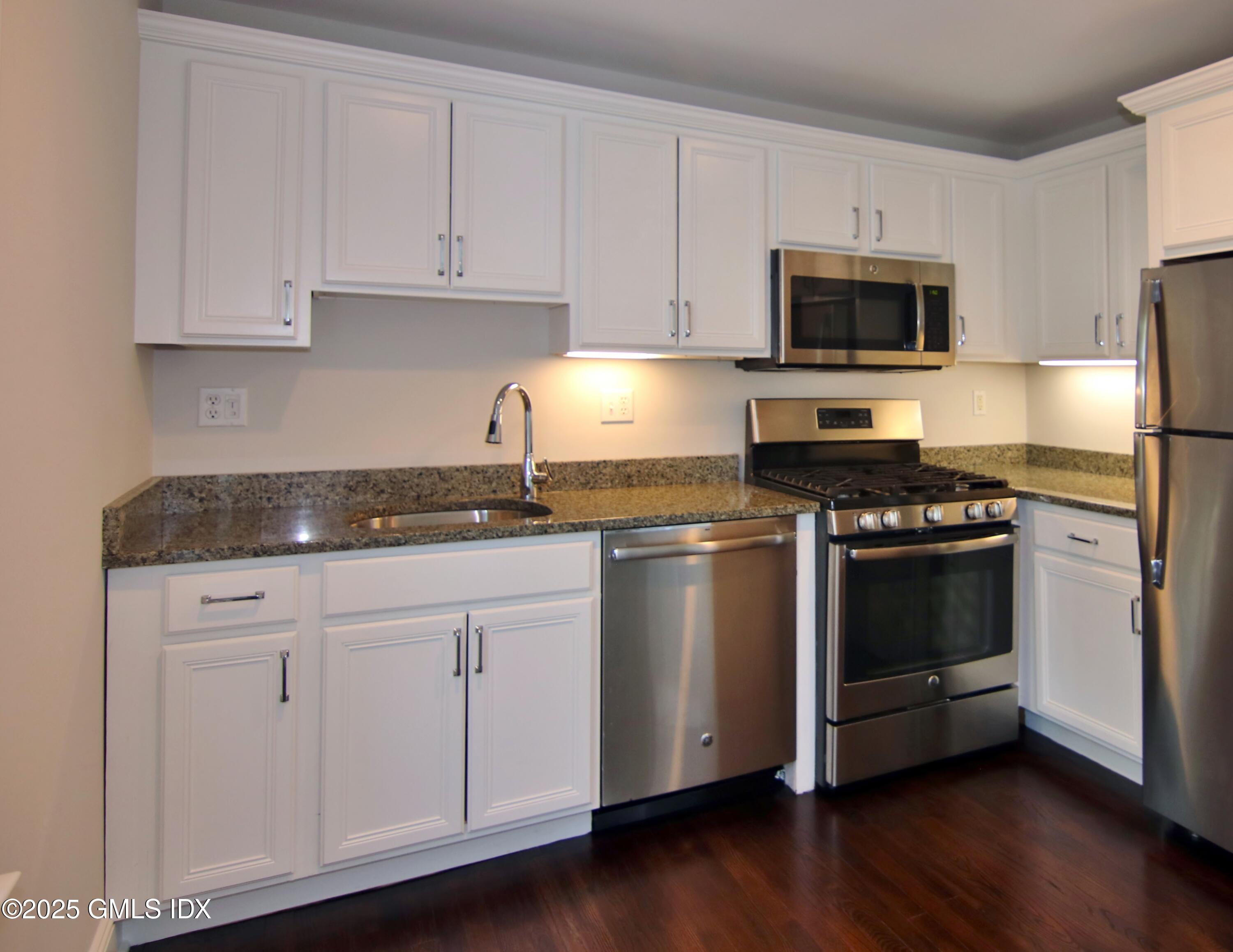 2 E Elm Street, 31