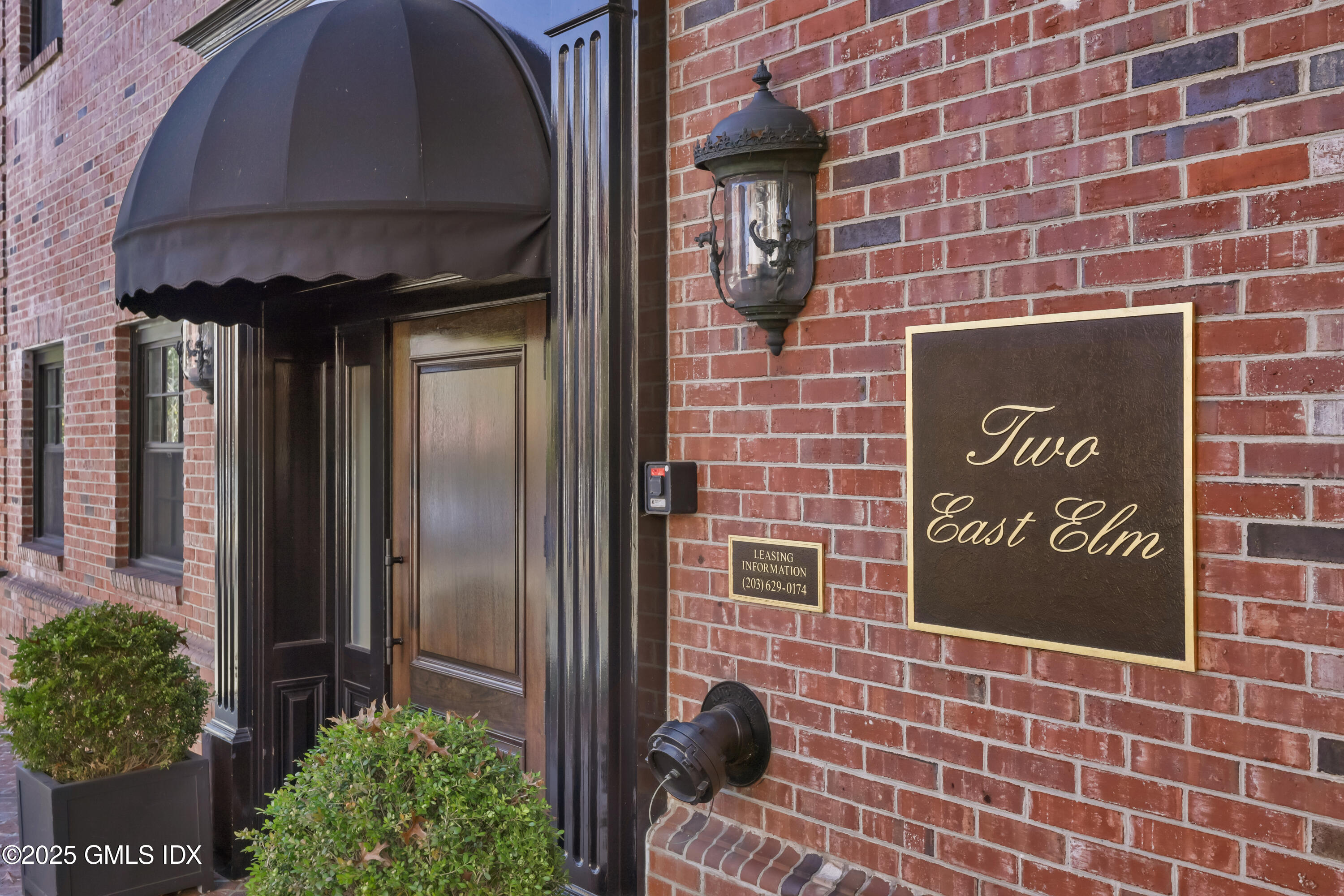 2 E Elm Street, 31