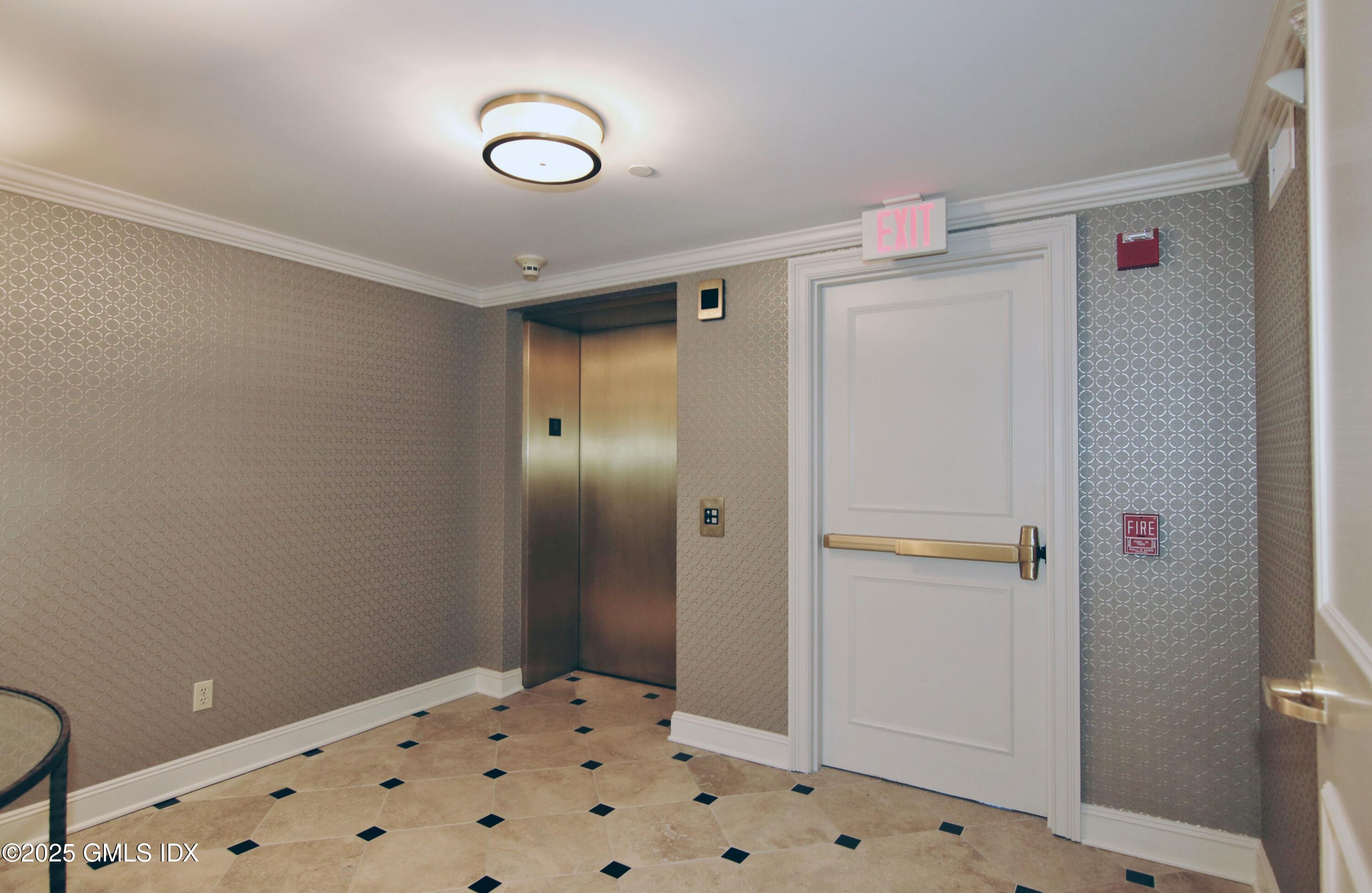 2 E Elm Street, 31