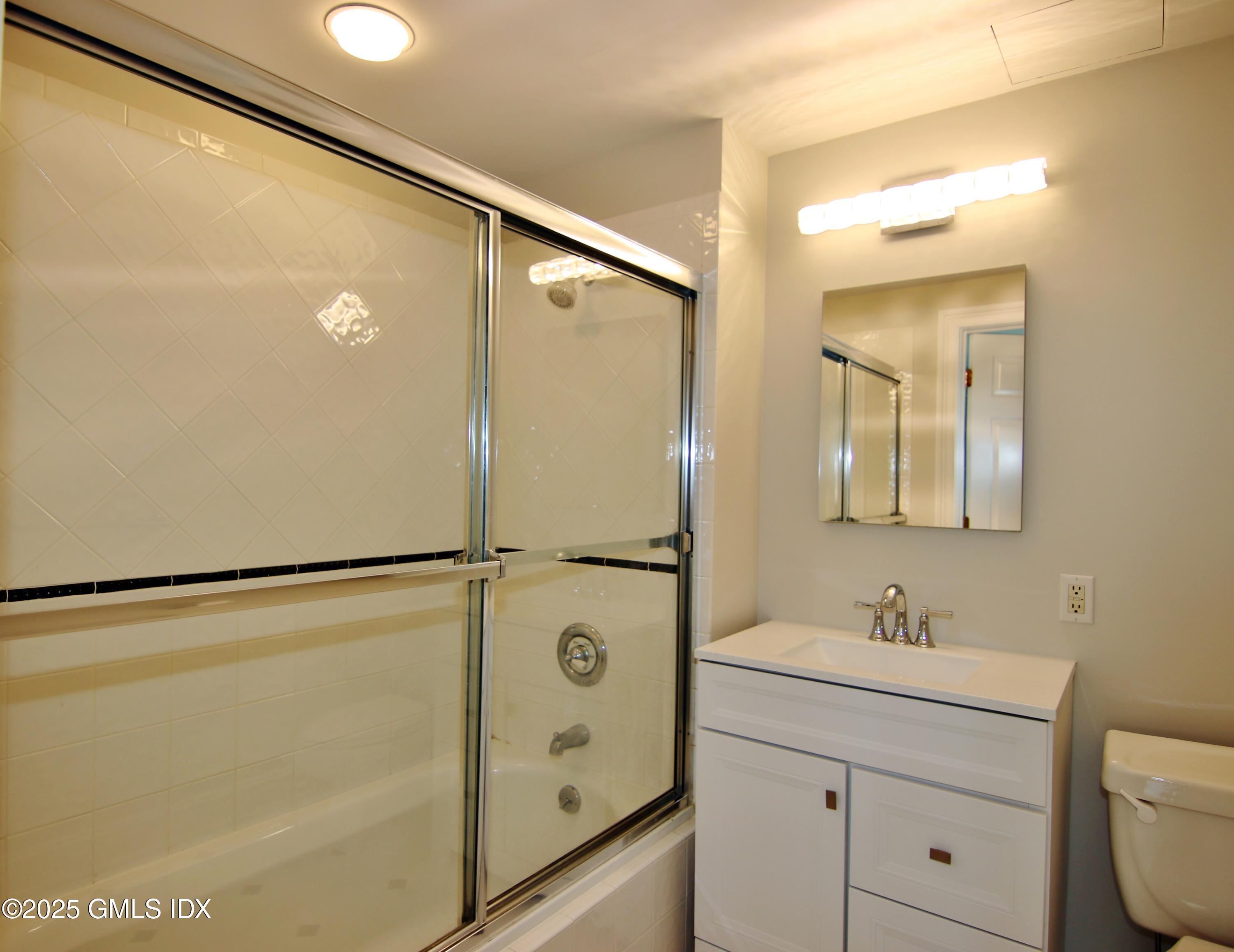 2 E Elm Street, 31