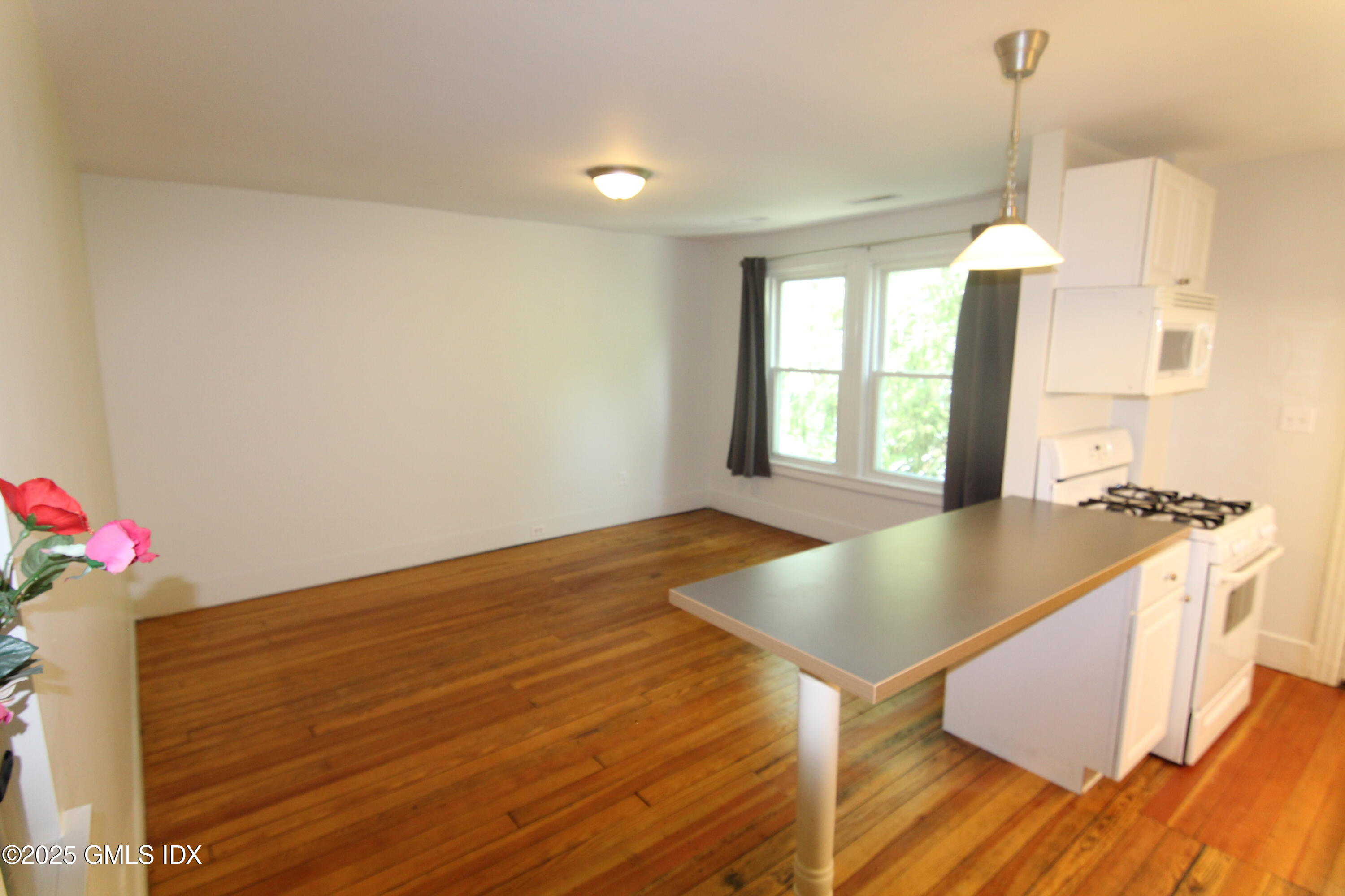 428 E Putnam Avenue, 2