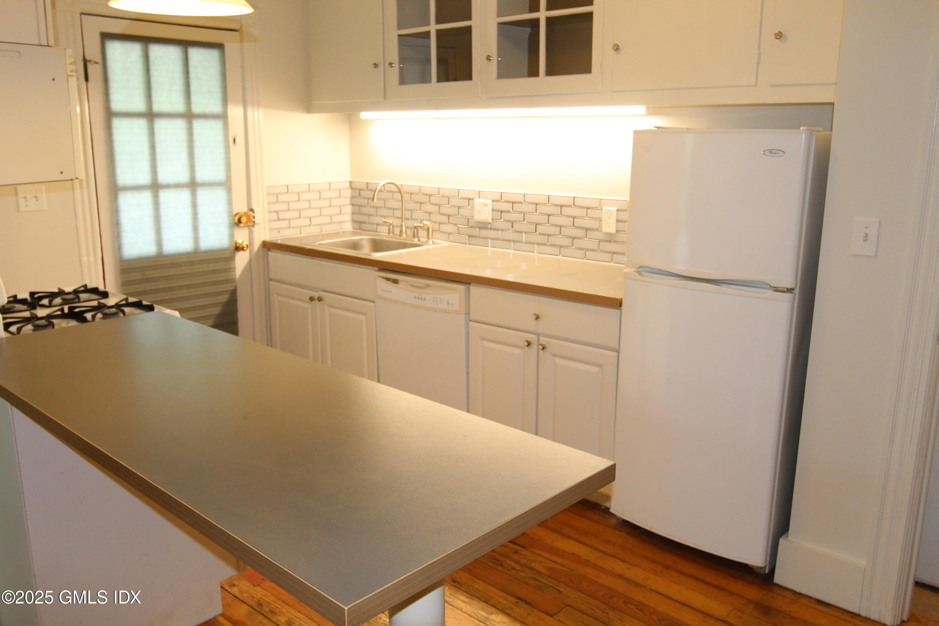 428 E Putnam Avenue, 2
