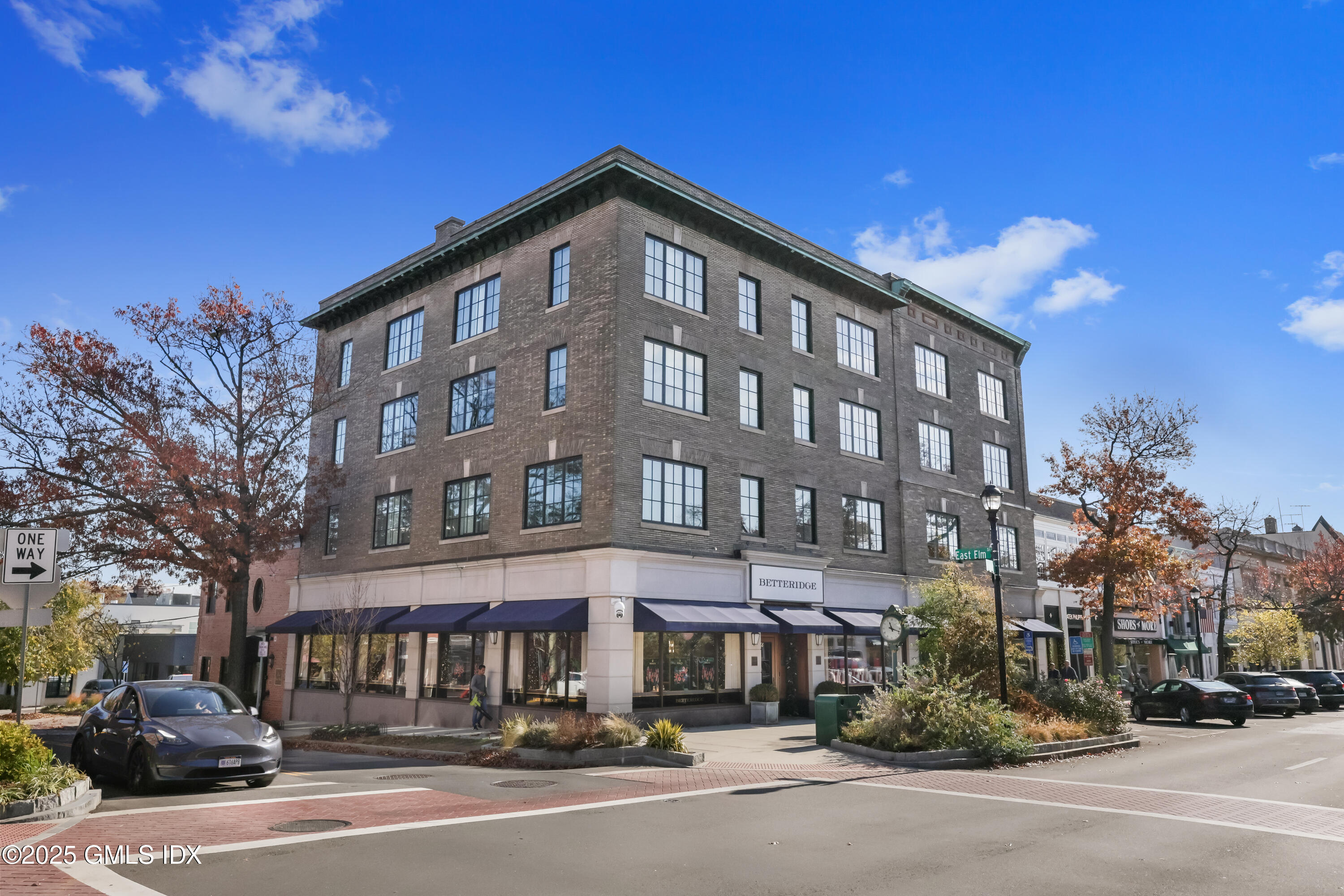 2 E Elm Street, 27