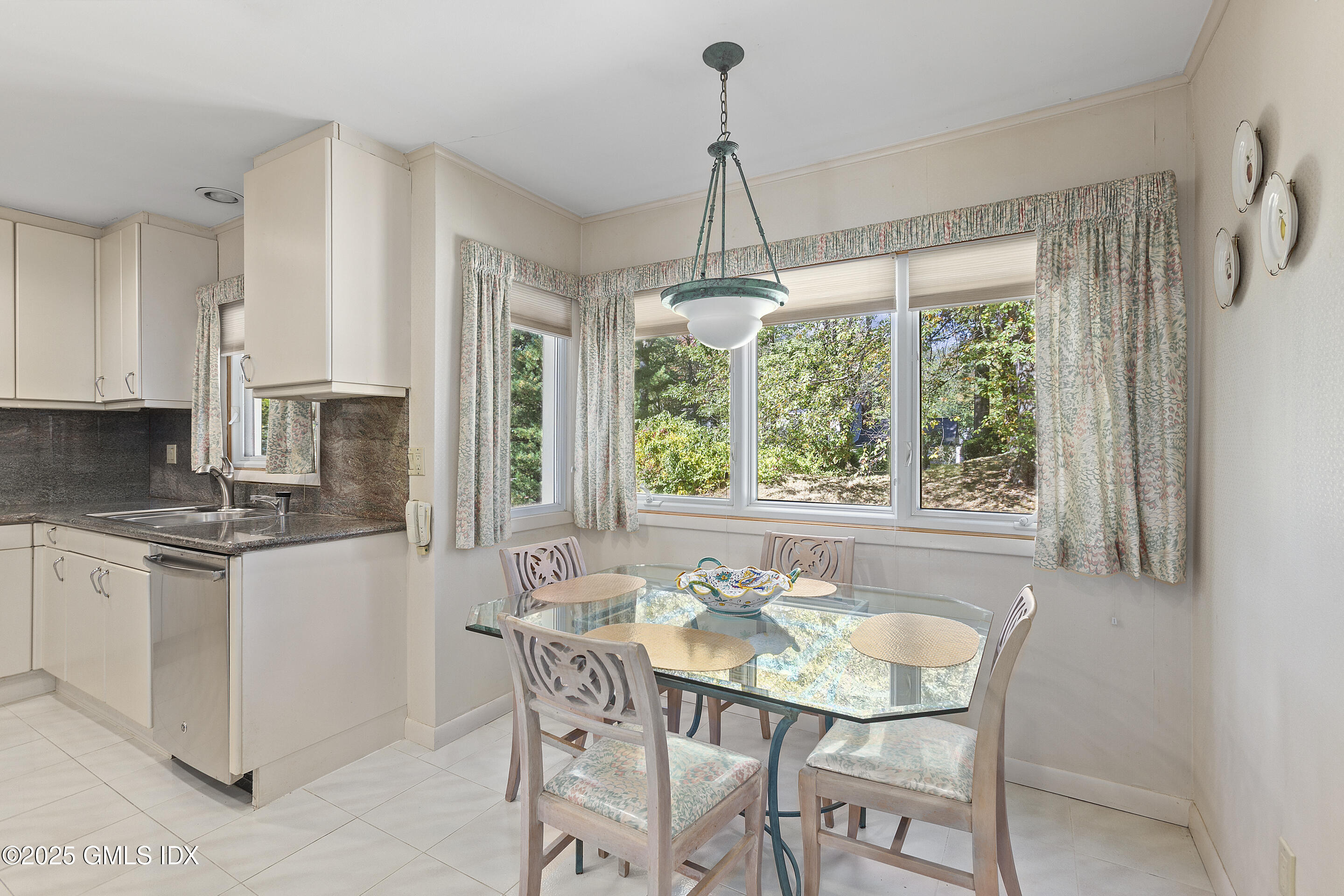 46 Stonehedge Drive South