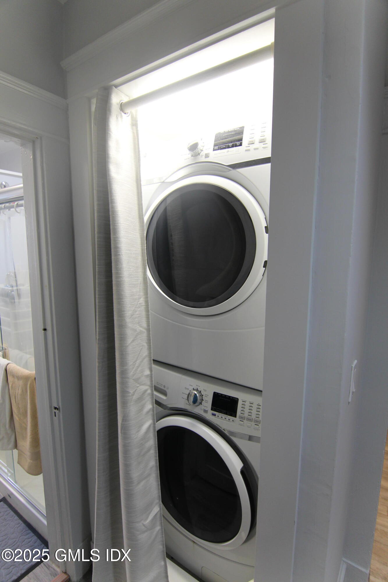 434 E Putnam Avenue, 2L