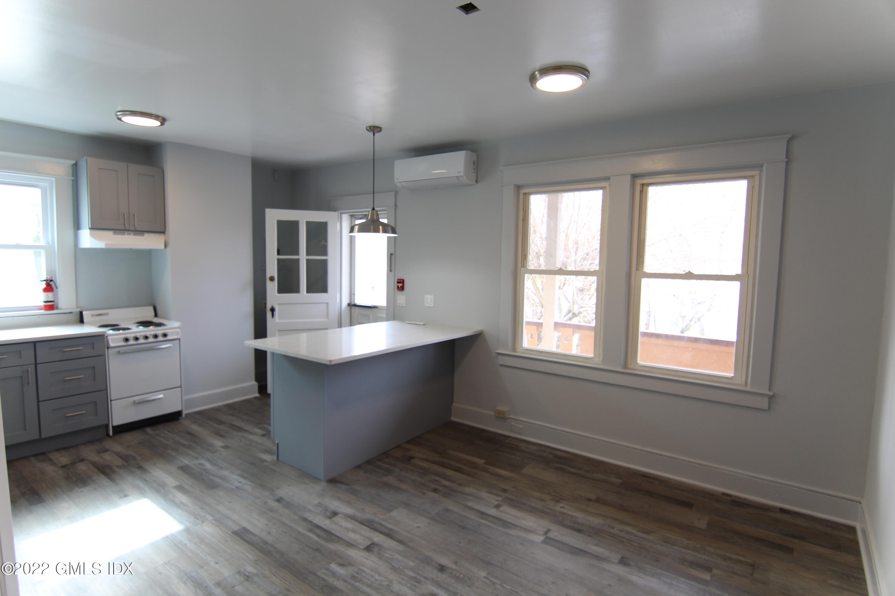 434 E Putnam Avenue, 2L