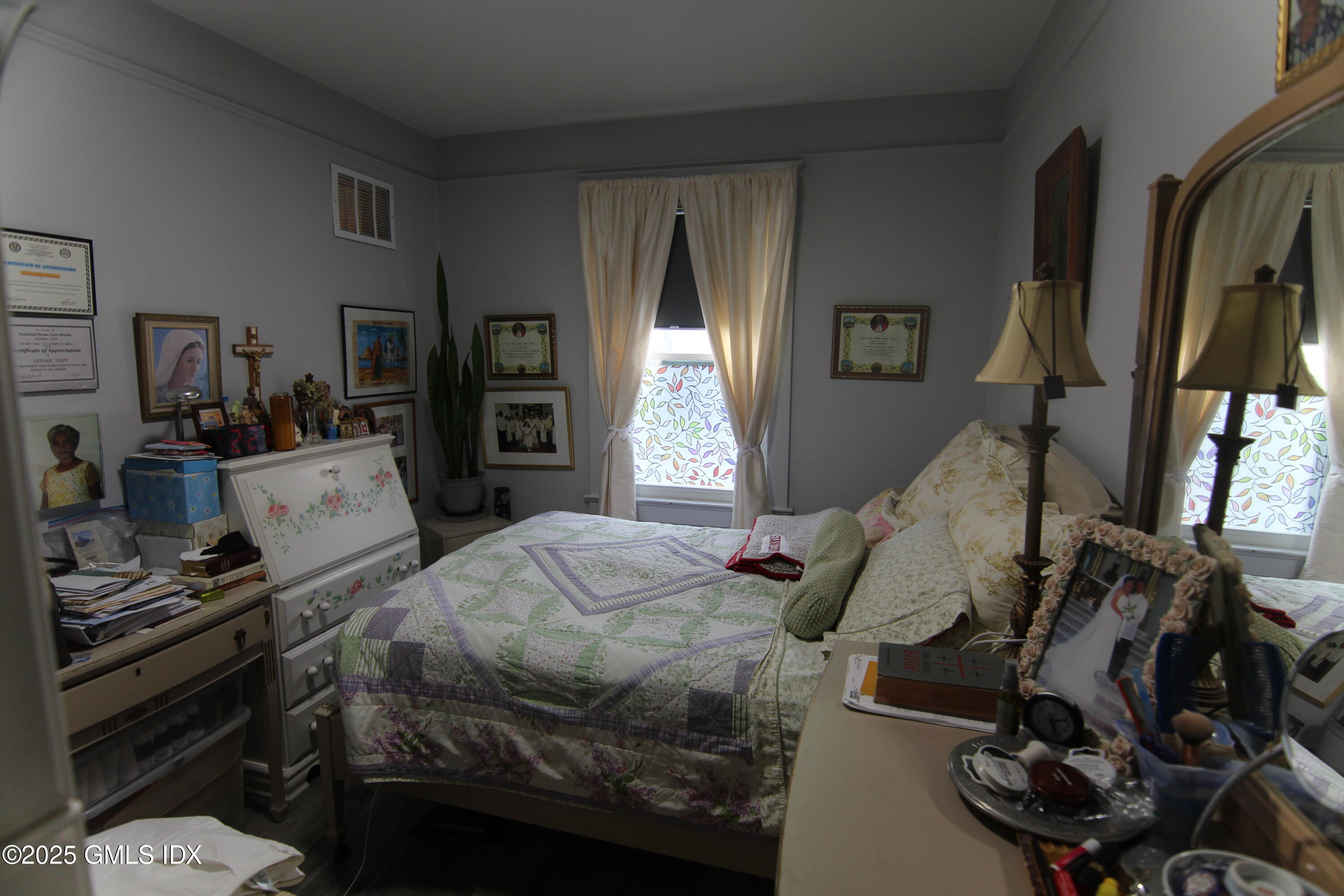 434 E Putnam Avenue, 2L