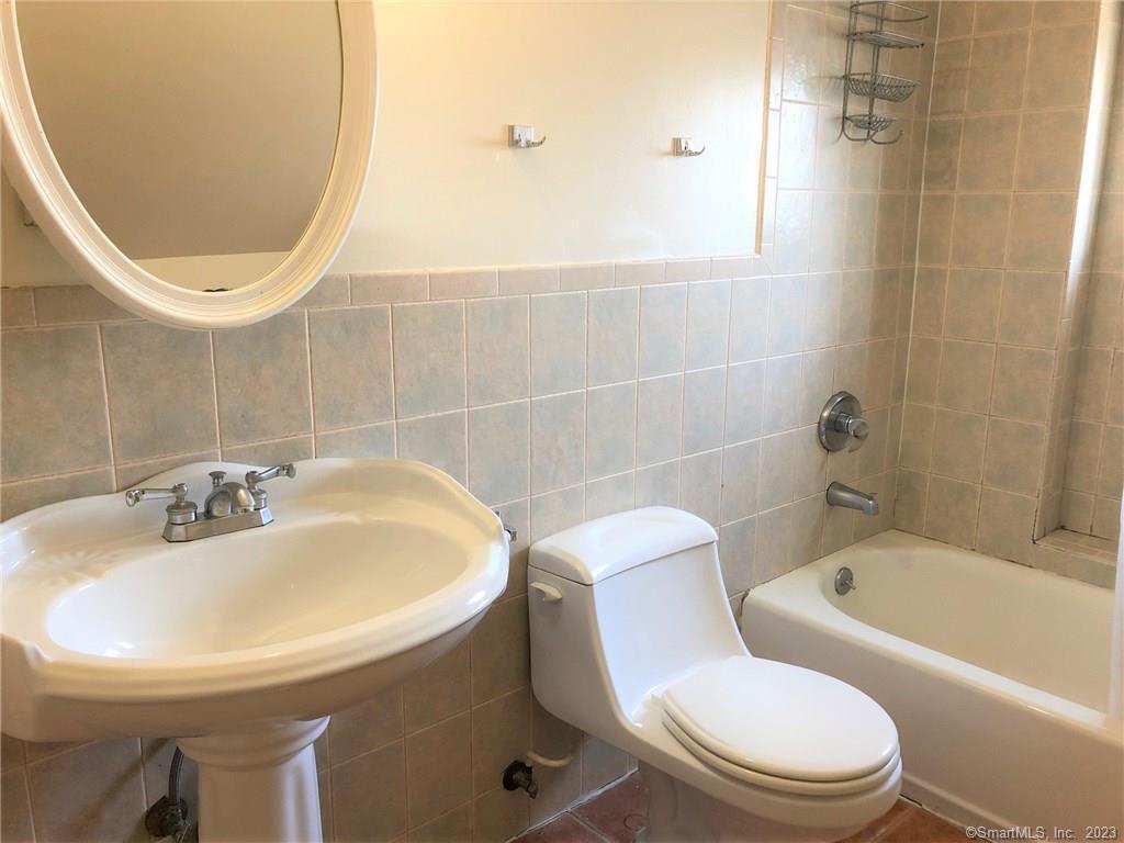 1944 Bedford Street 3