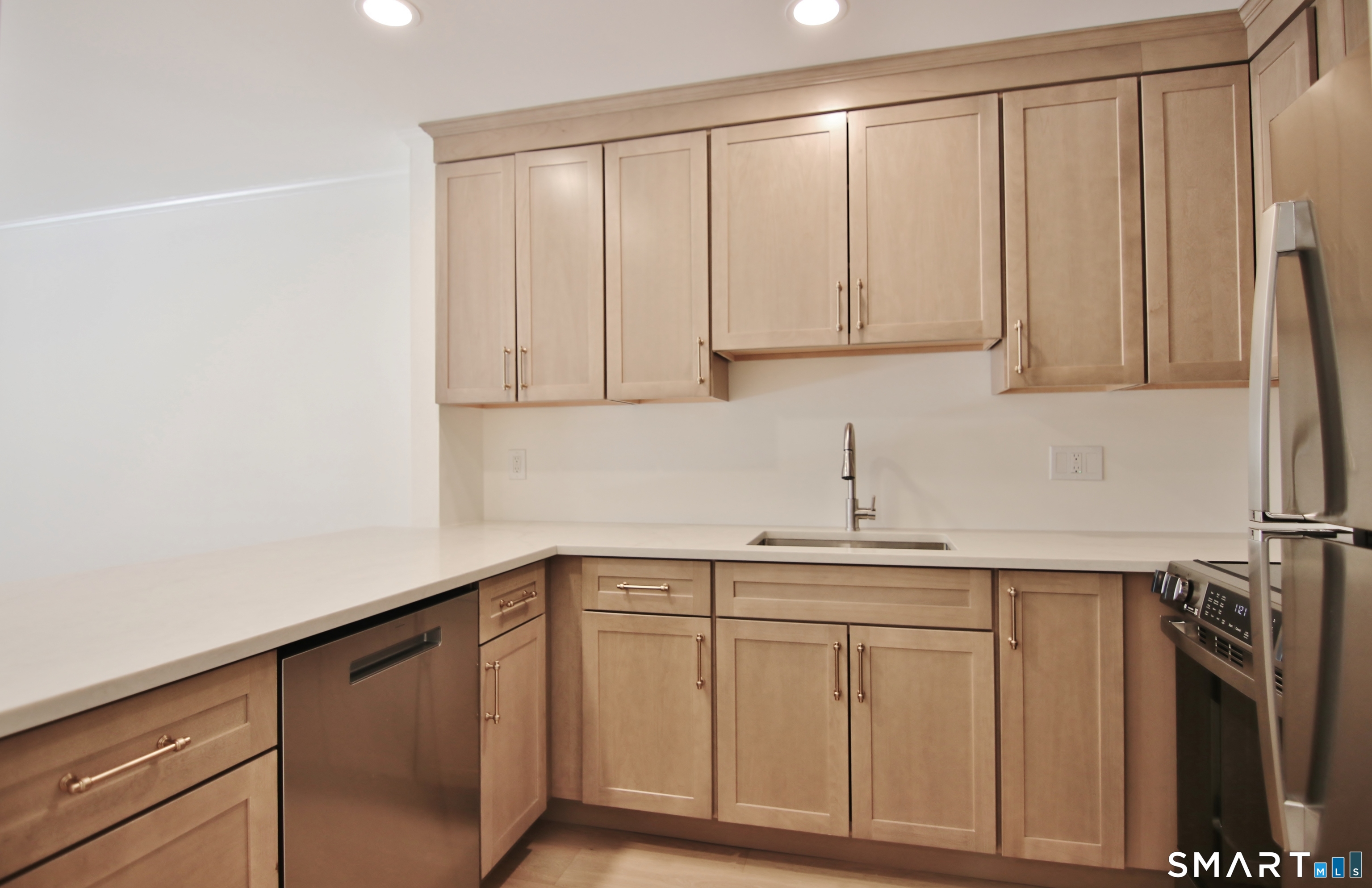 81 Courtland Avenue 81-07