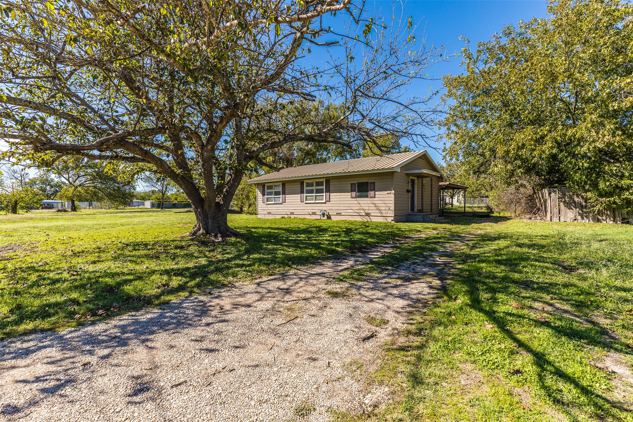 811 E Navarro Avenue